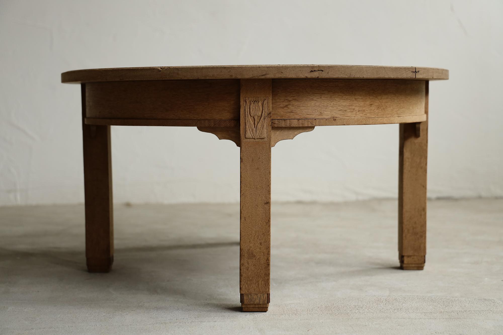 Dieser Couchtisch, ein Höhepunkt der japanischen Taisho-Ära, ist ein Beispiel für die Verschmelzung von traditioneller Handwerkskunst und moderner Sensibilität. Die kunstvollen Schnitzereien fügen sich nahtlos in die japanische Ästhetik ein. Die