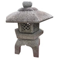 Lanterne japonaise antique Classic Yukimi , sculptée à la main avec de fins détails de treillis