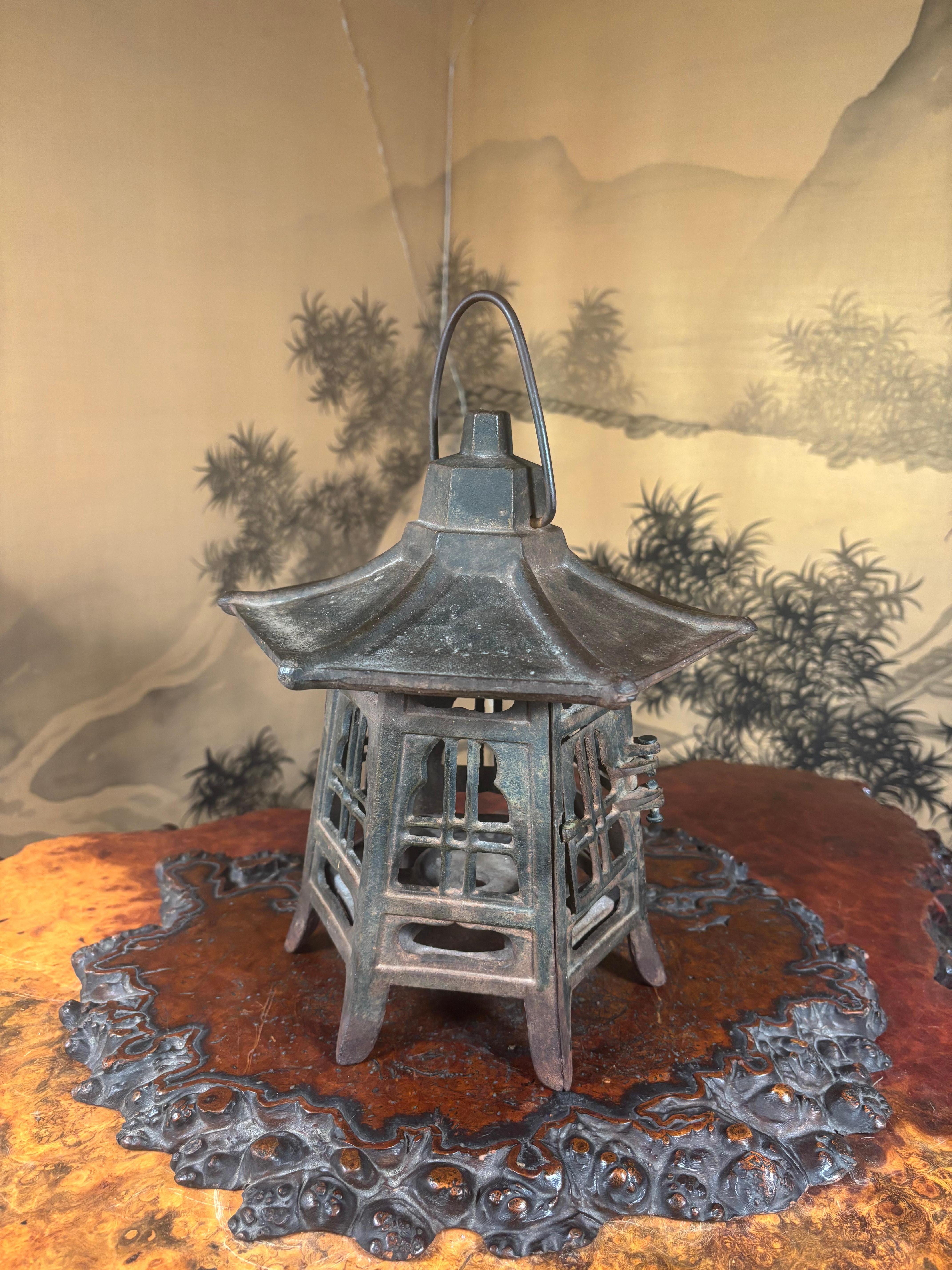 Lanterne de toit de pagode japonaise antique et classique en vente 2