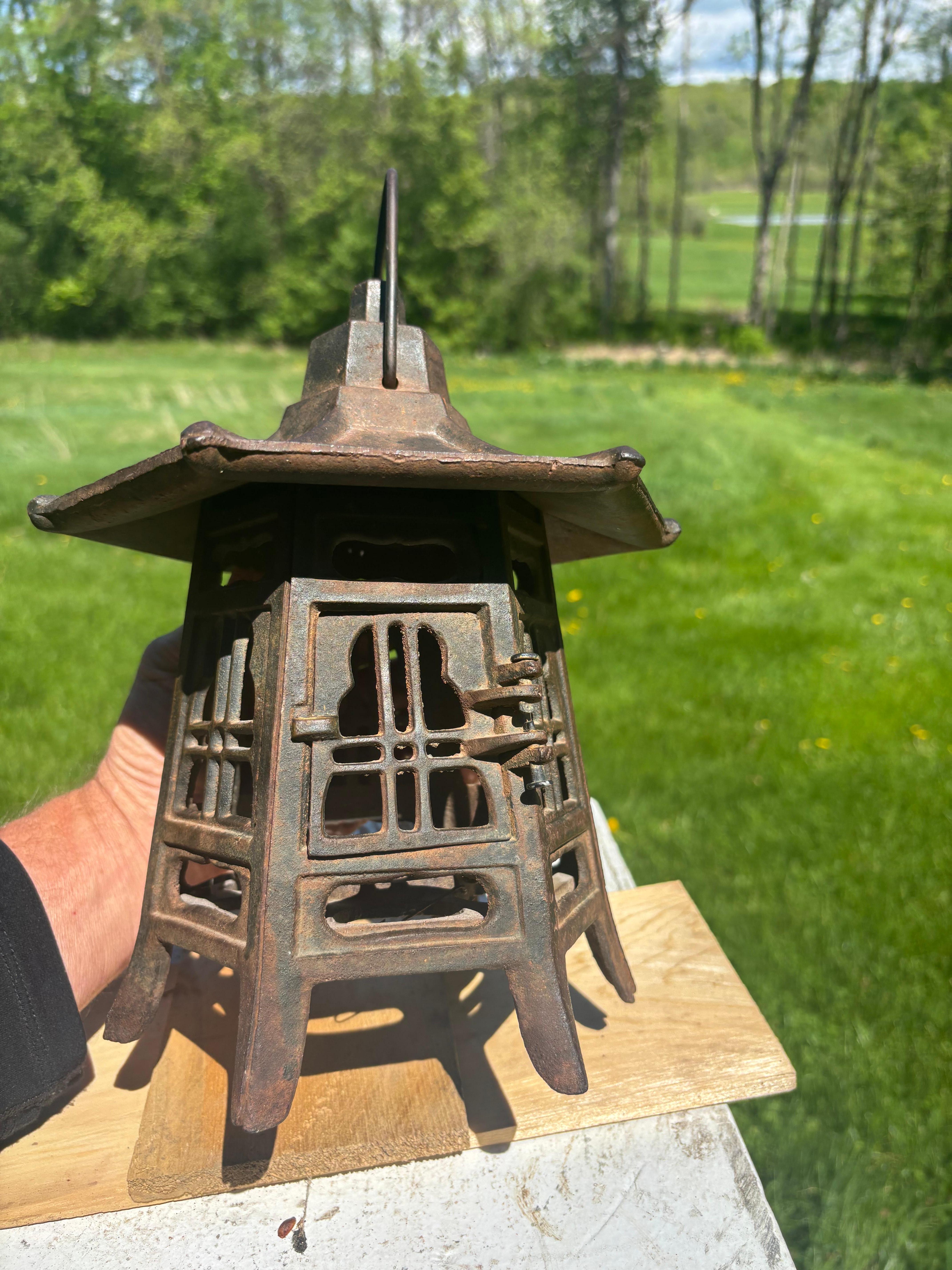 Lanterne de toit de pagode japonaise antique et classique en vente 3
