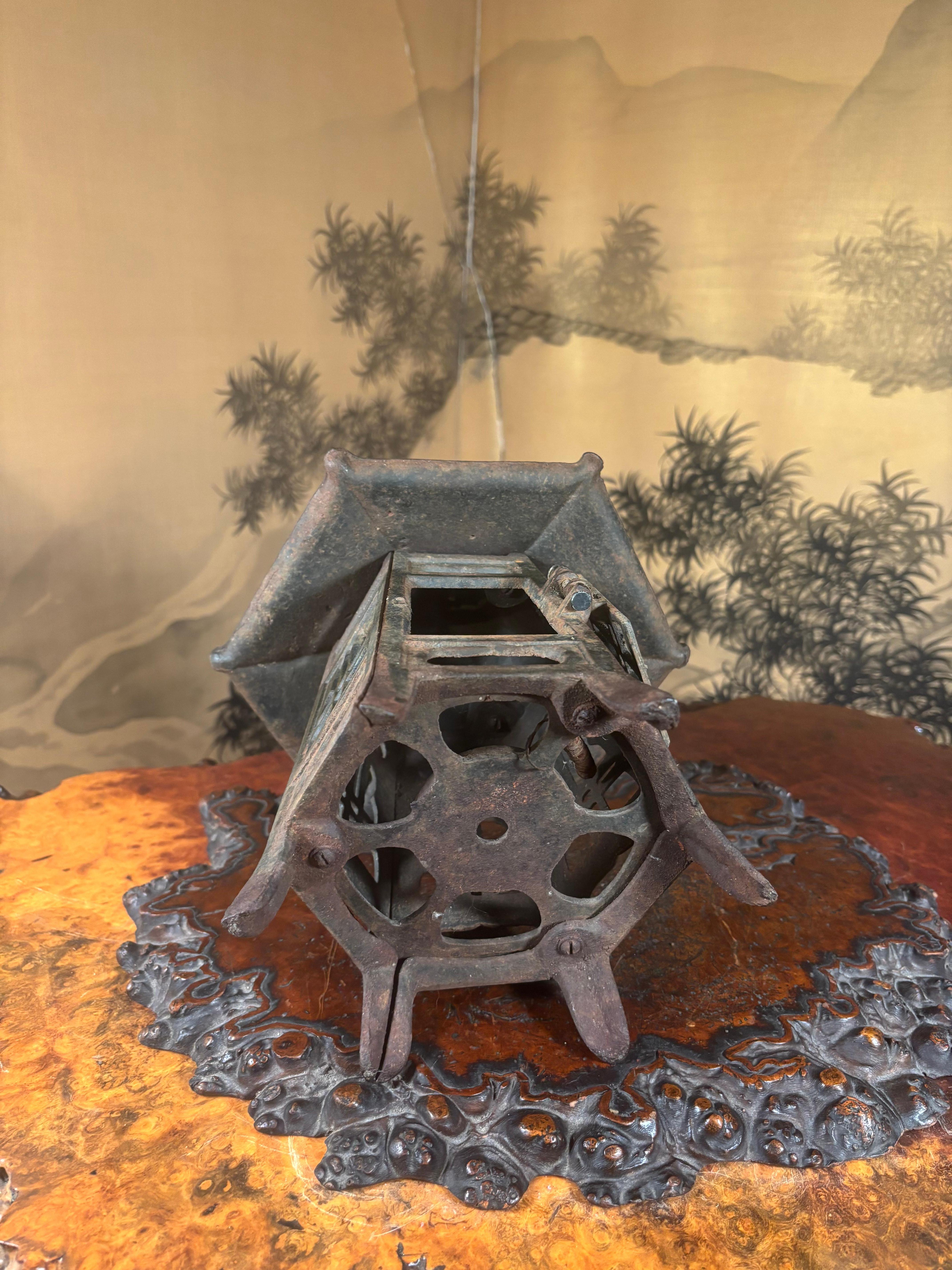 Lanterne de toit de pagode japonaise antique et classique en vente 4