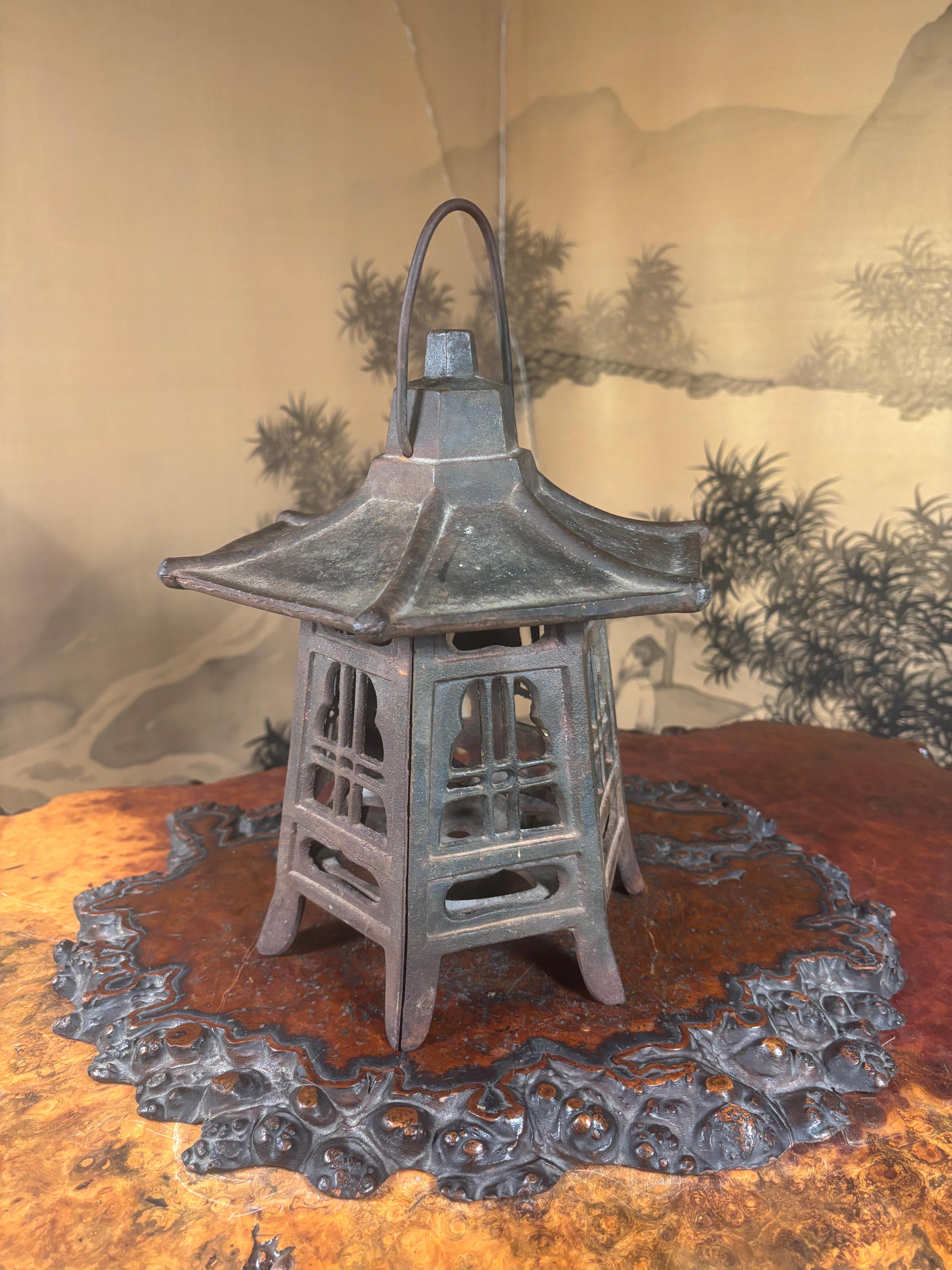 Taisho Lanterne de toit de pagode japonaise antique et classique en vente