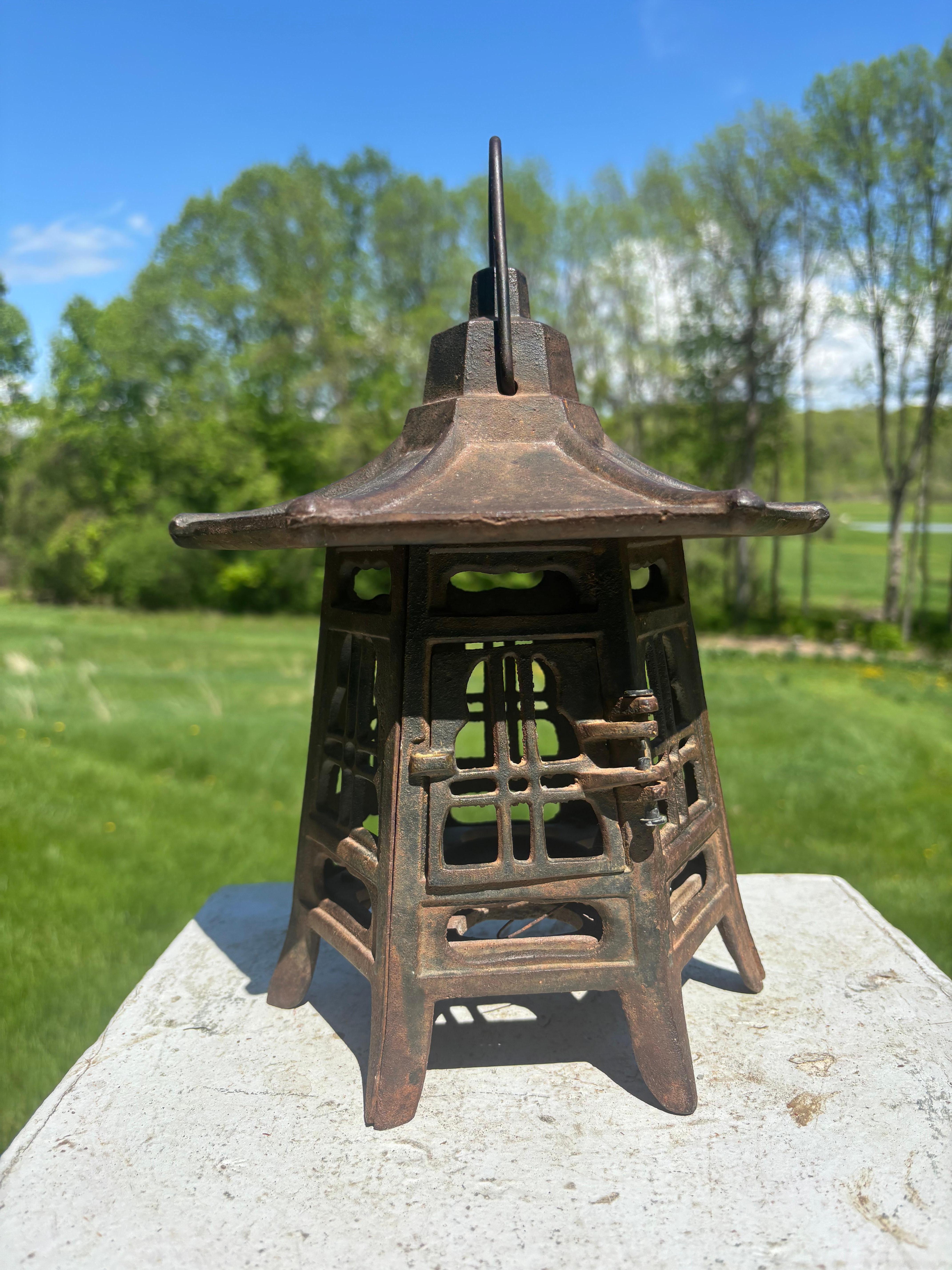 Japonais Lanterne de toit de pagode japonaise antique et classique en vente