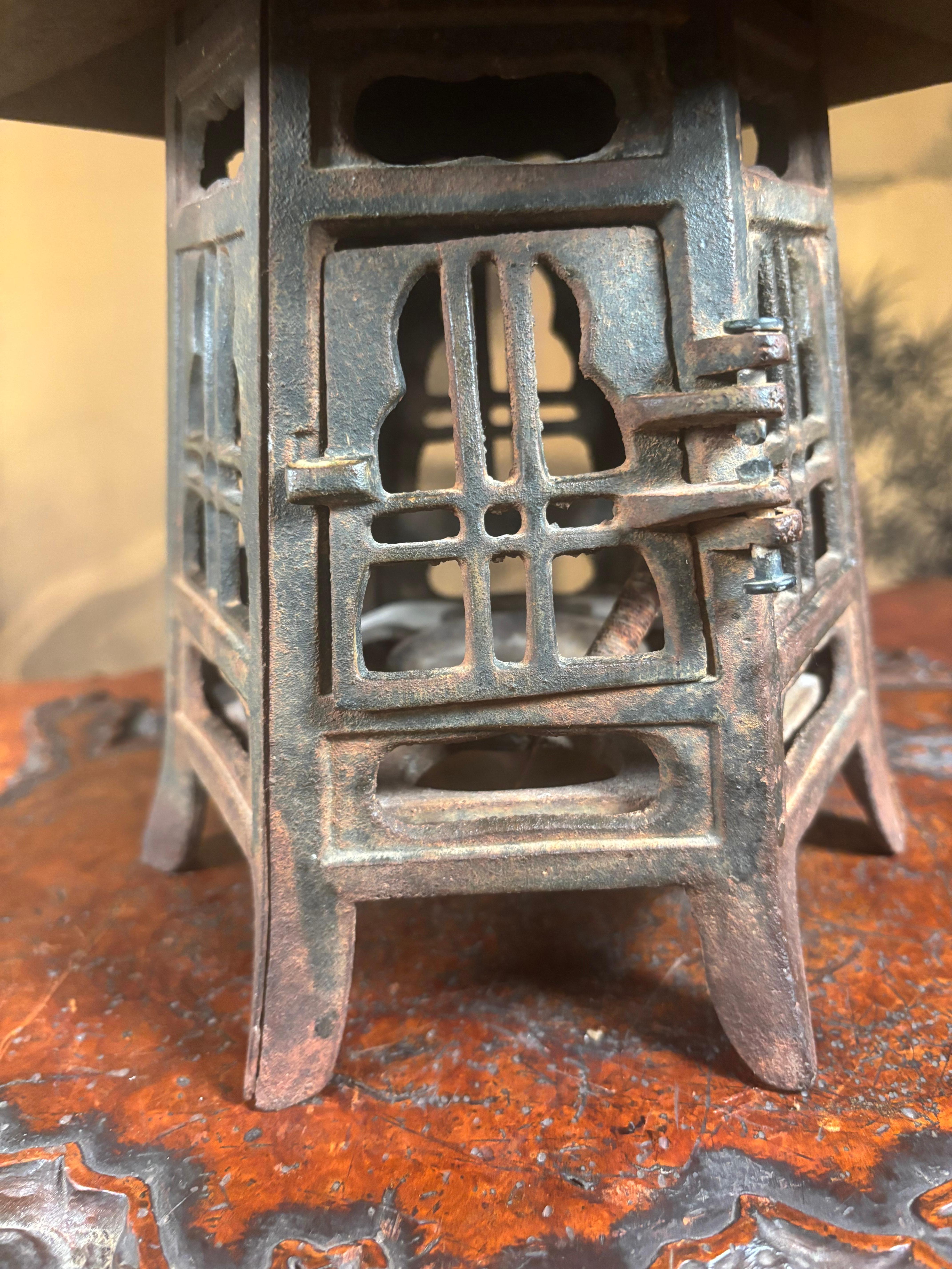 Lanterne de toit de pagode japonaise antique et classique Bon état - En vente à South Burlington, VT
