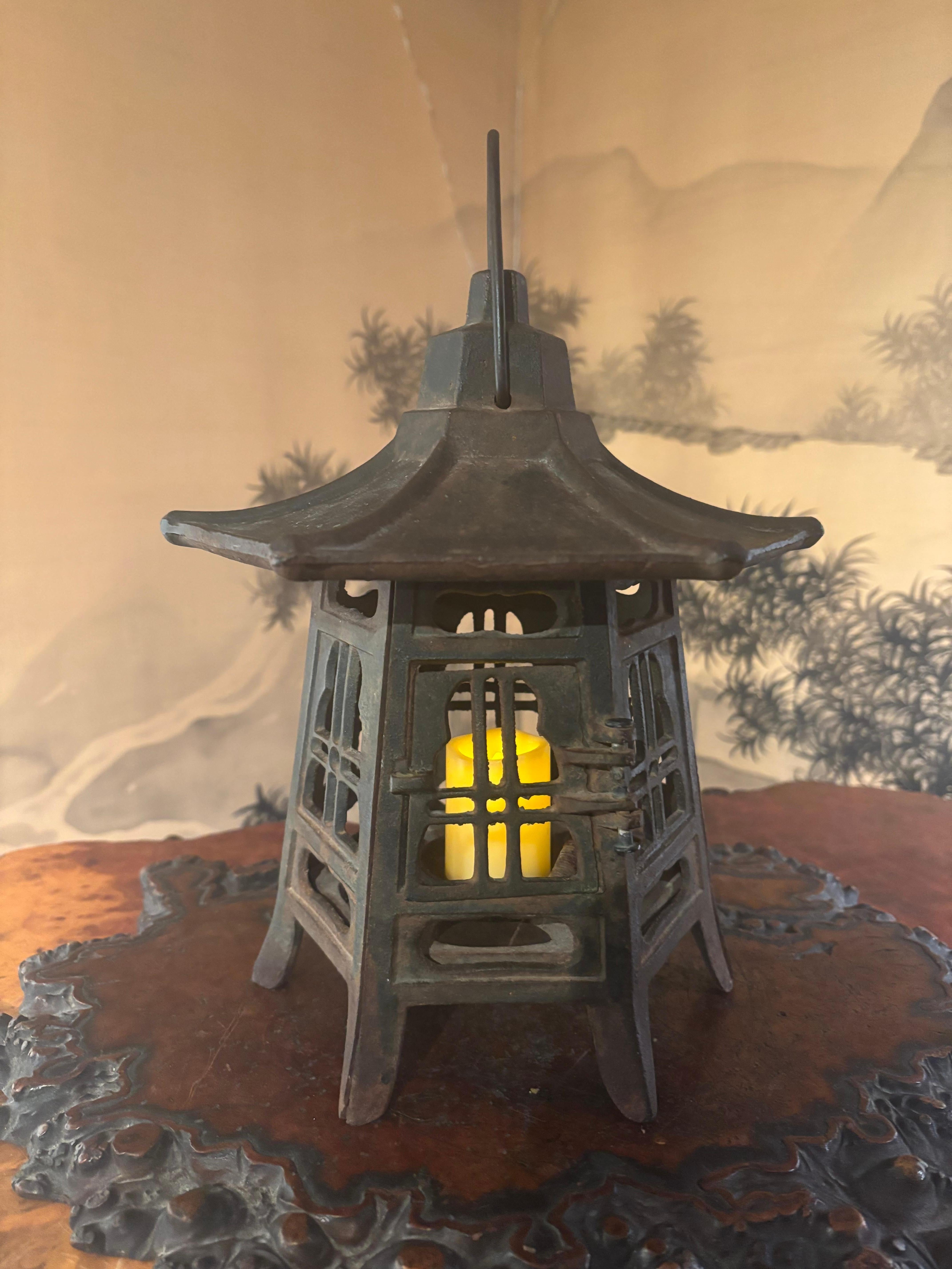 Fer Lanterne de toit de pagode japonaise antique et classique en vente