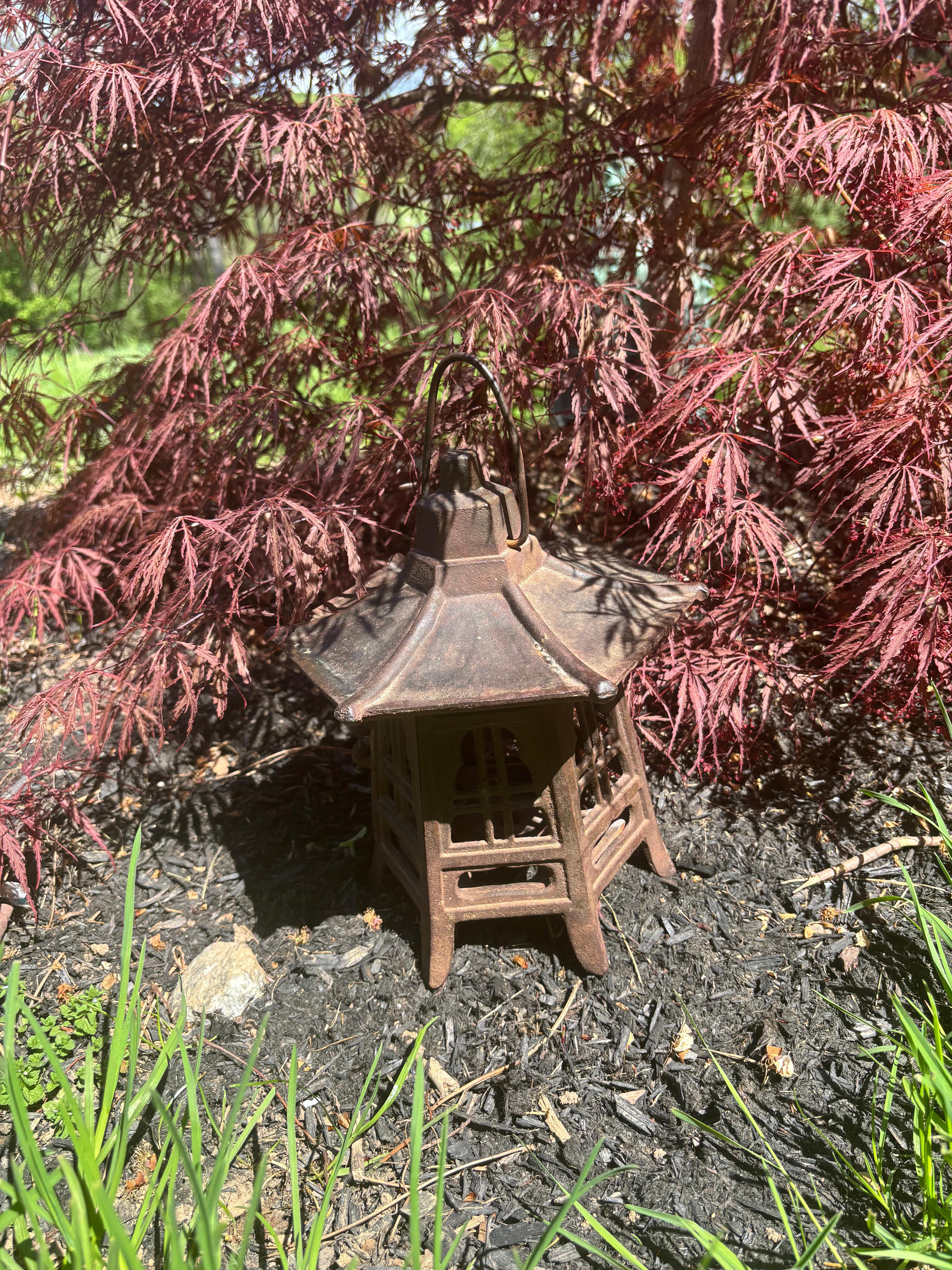 Lanterne de toit de pagode japonaise antique et classique en vente 1