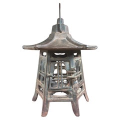 Lanterna giapponese antica classica con tetto a pagoda