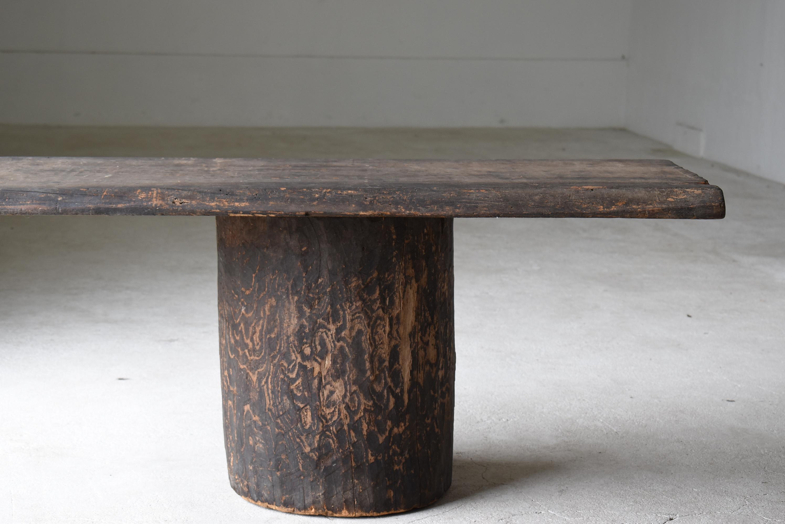This is an old Japanese coffee table.
It is from the Meiji period (1860s-1900s).

It is constructed of a beautifully grained stump topped with a single piece of wood.
The top and base are both made of cedar.

It is powerful and has a strong