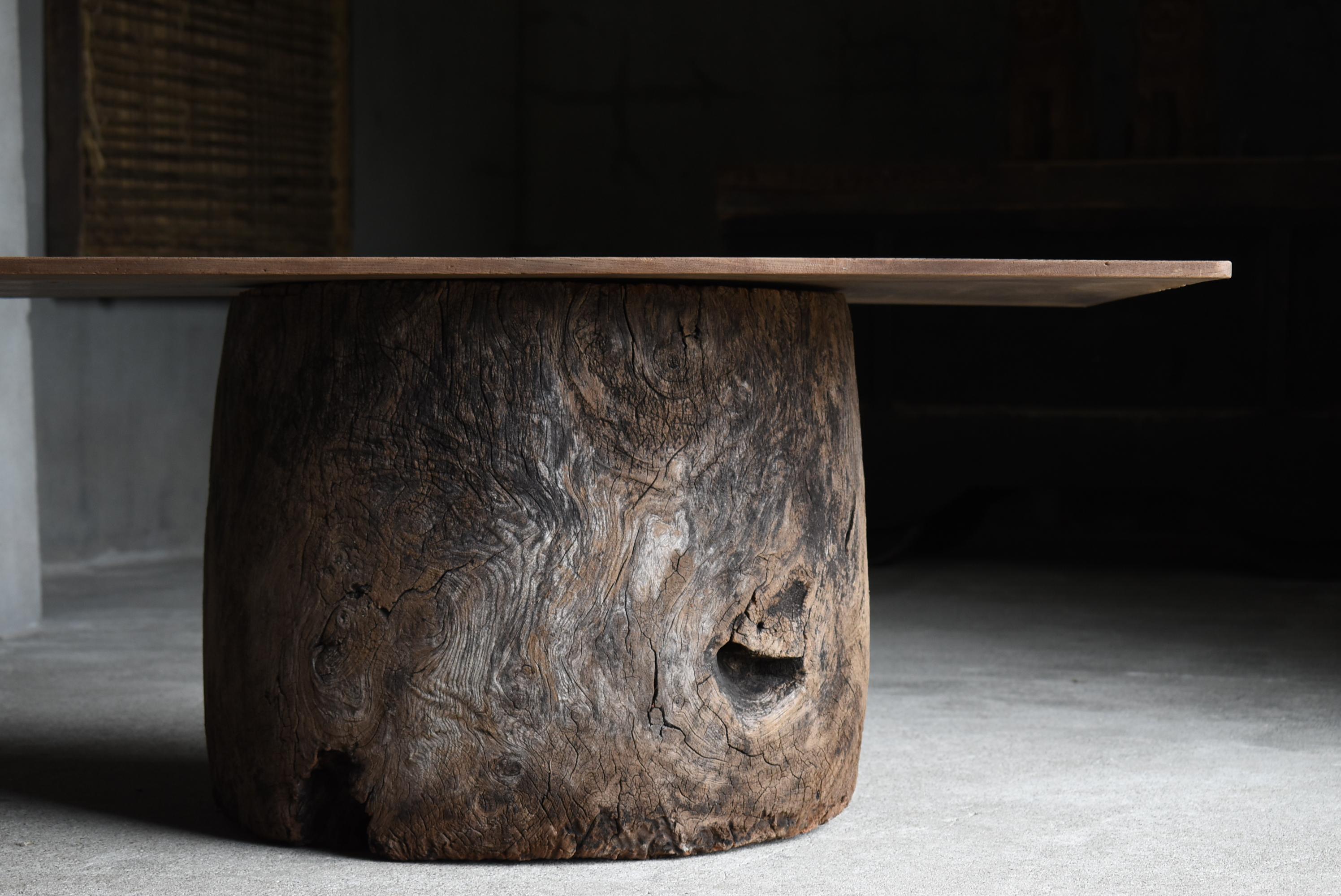Very old Japanese primitive style coffee table.
Simple design with a single board on a stump.
The furniture dates from the Meiji period (1860s-1900s).

Both the wooden plank and the stump are made of zelkova.
Each material itself is very unique and