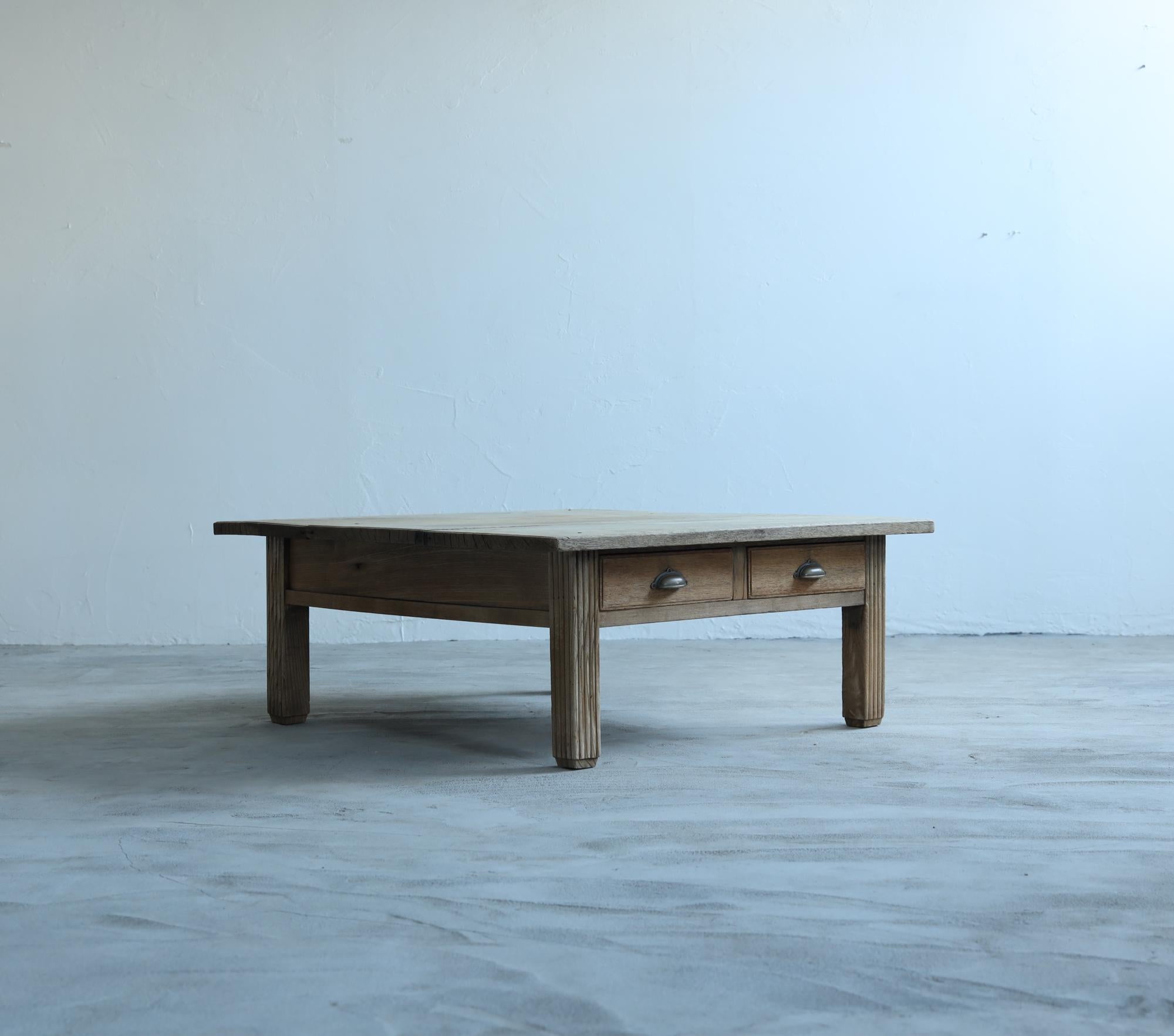 This is a Japanese antique coffee table produced in the Taisho period.

This furniture was made by applying traditional techniques used in Japanese shrines.

The material is high-quality oak wood. The grain of the wood is very beautiful.

The unique