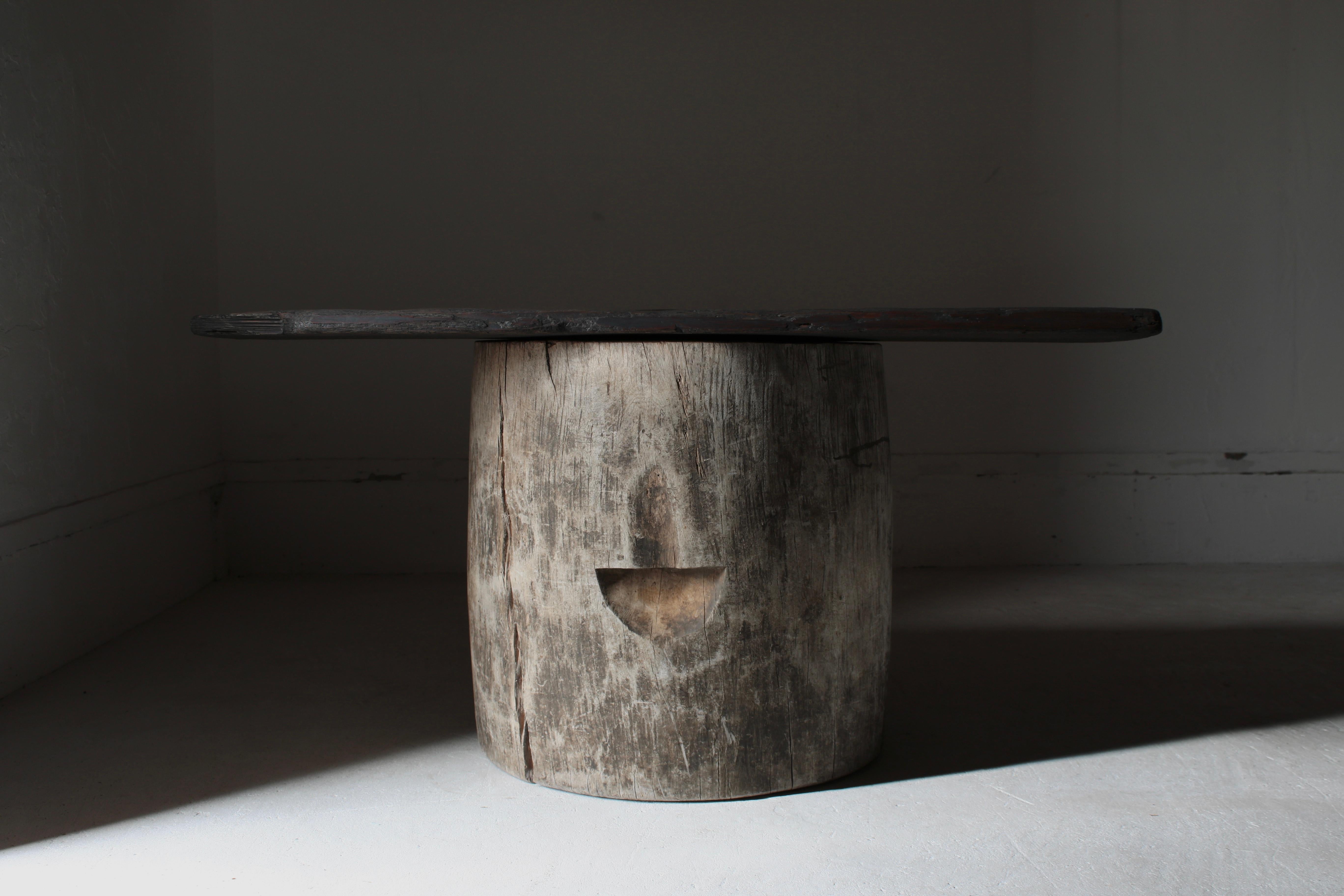 This is a coffee table that combines old Japanese trees.

The upper board is a cedar board, and there are traces of digging with 