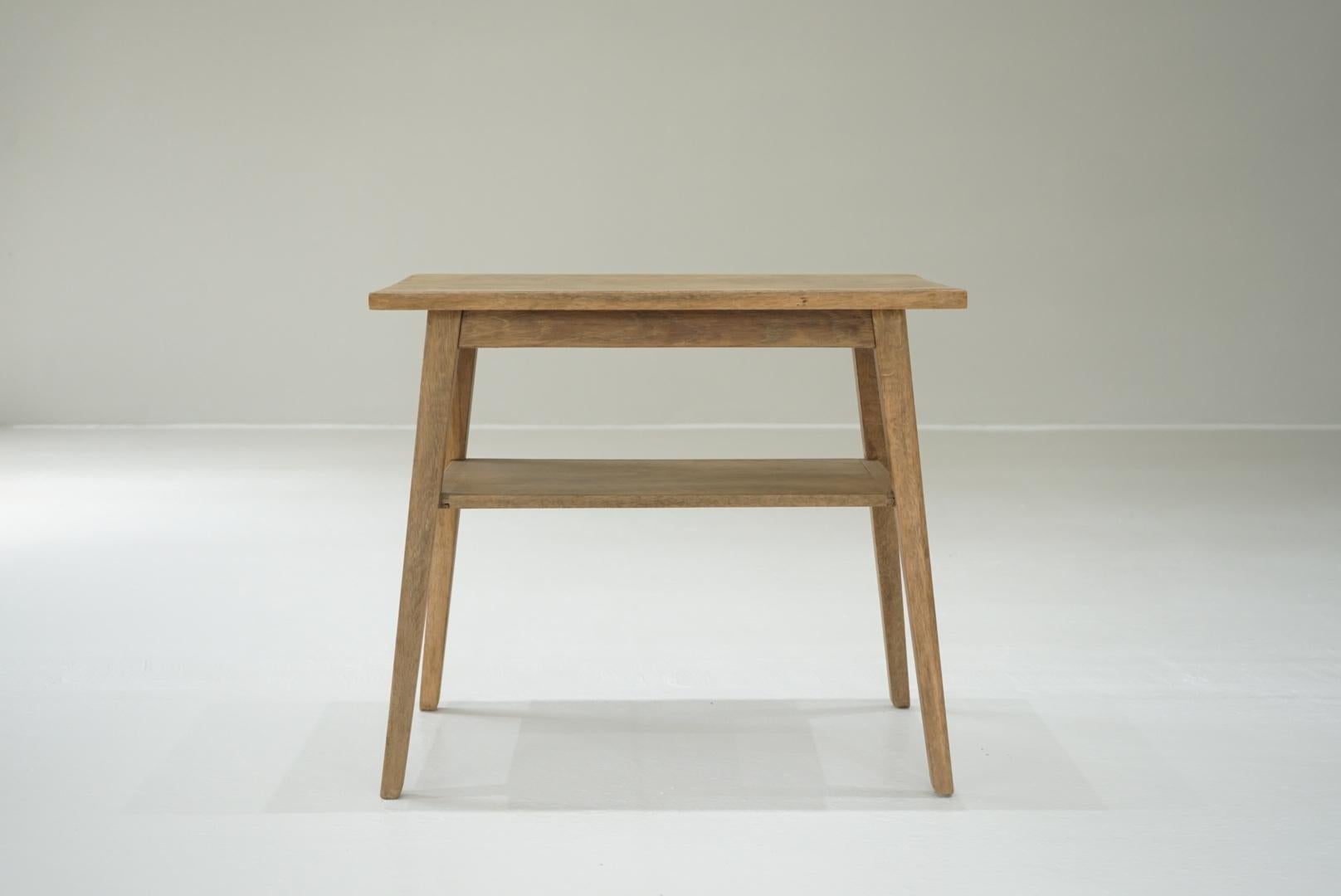 Dies ist ein alter japanischer Couchtisch.
Ich glaube, sie wurde in der Mitte der Showa-Ära hergestellt.
Alle sind aus massivem Eichenholz gefertigt.
Wenn Sie das Regal von der Seite betrachten, können Sie sehen, dass es sehr sorgfältig hergestellt