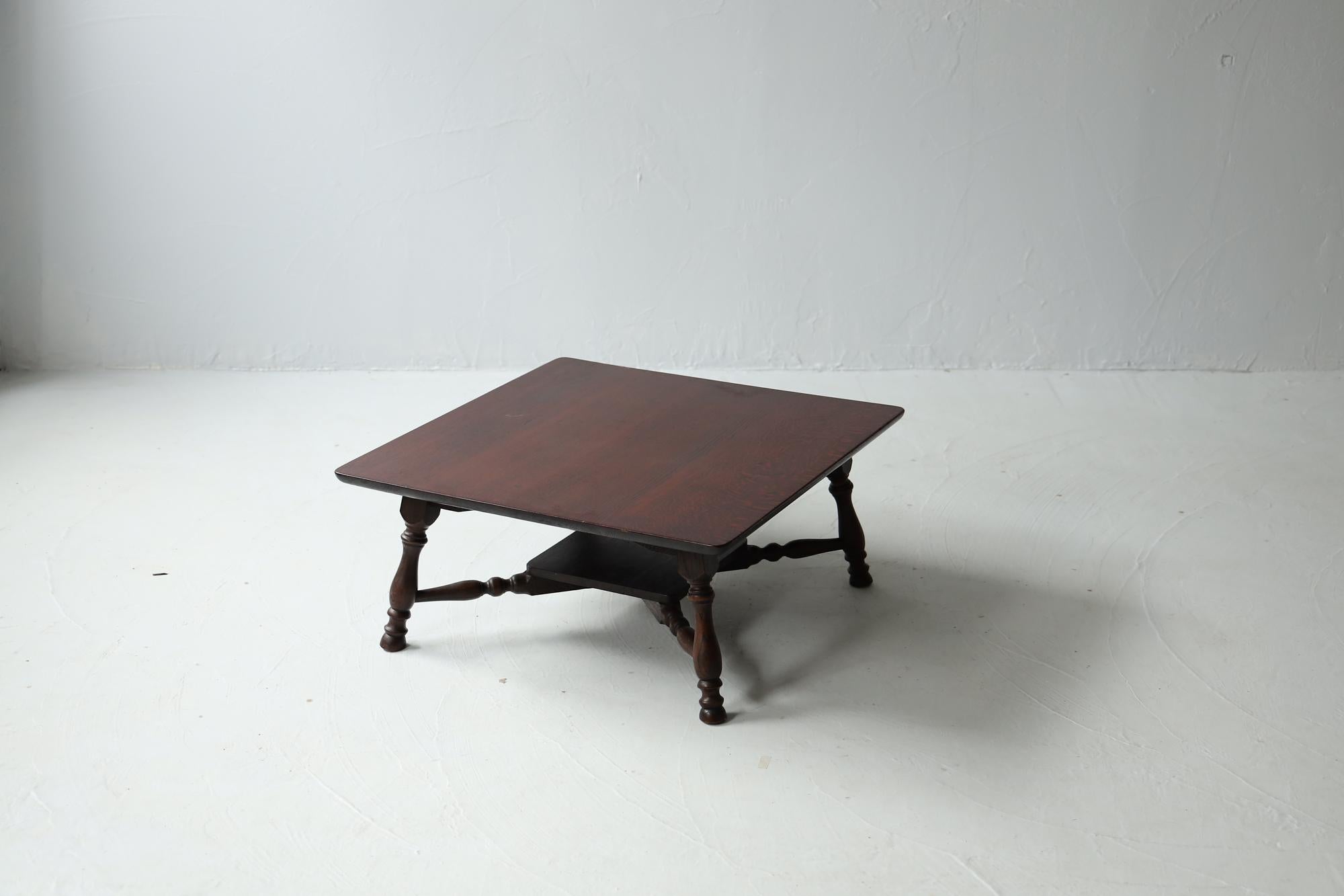 This is a Japanese antique coffee table produced in the Taisho period.

This furniture was made by applying traditional techniques used in Japanese shrines.

The material is high-quality oak. The grain of the wood is very beautiful.
The coating is a