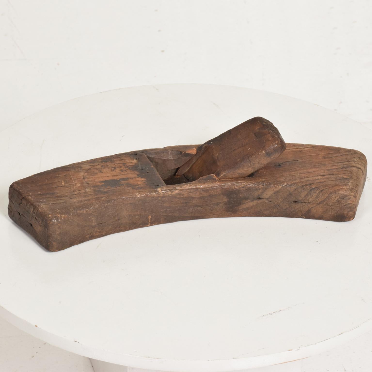 Antique Japanese hand wood planer curved carpentry plane tool.
Beautiful decorative collector's piece
Original vintage unrestored preowned vintage condition. 
Dimensions: 13.5 L x 3 W x 3 tall inches
Refer to images please.



   