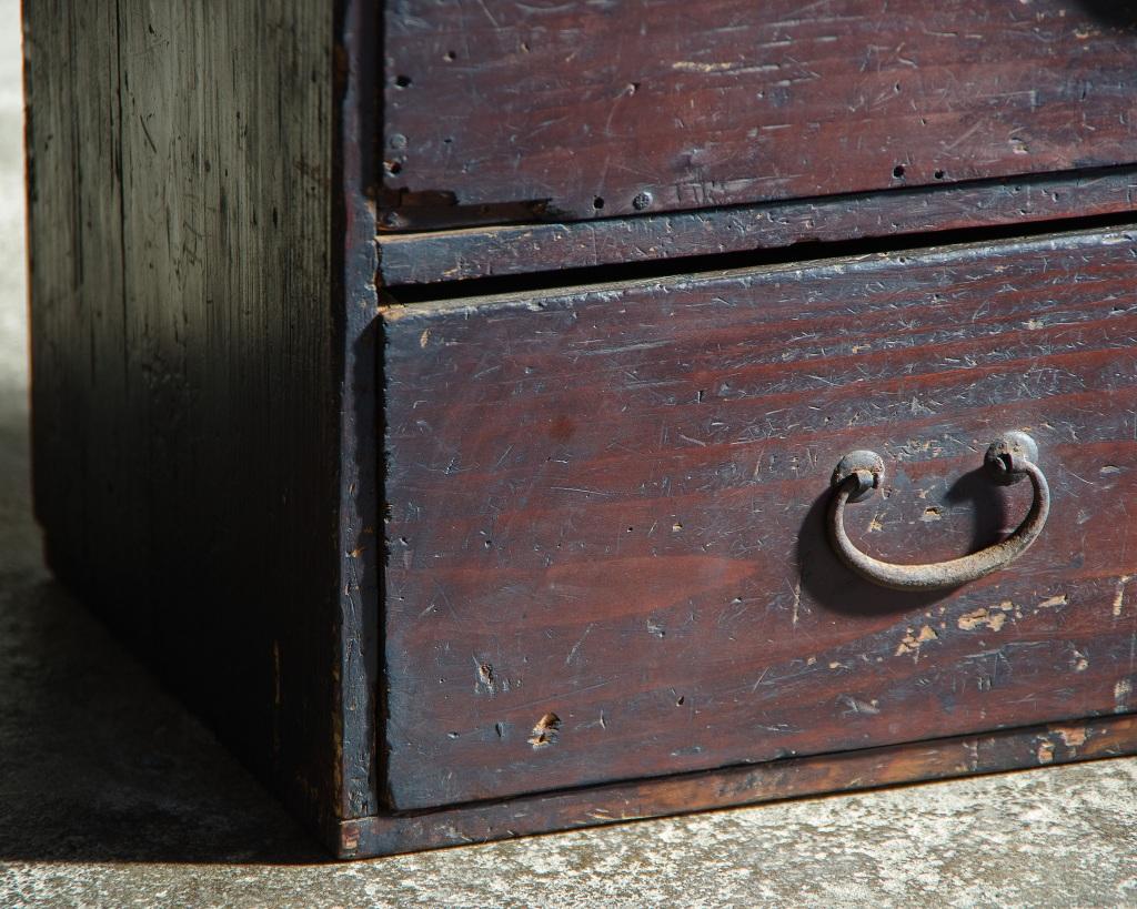 Coffre compact japonais ancien de l'ère Meiji (1868-1912)Wabi Sabi en vente 4