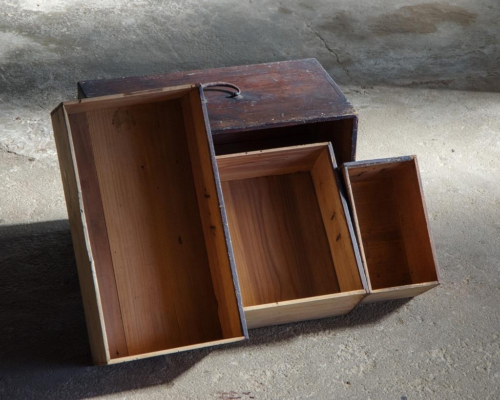Coffre compact japonais ancien de l'ère Meiji (1868-1912)Wabi Sabi en vente 5