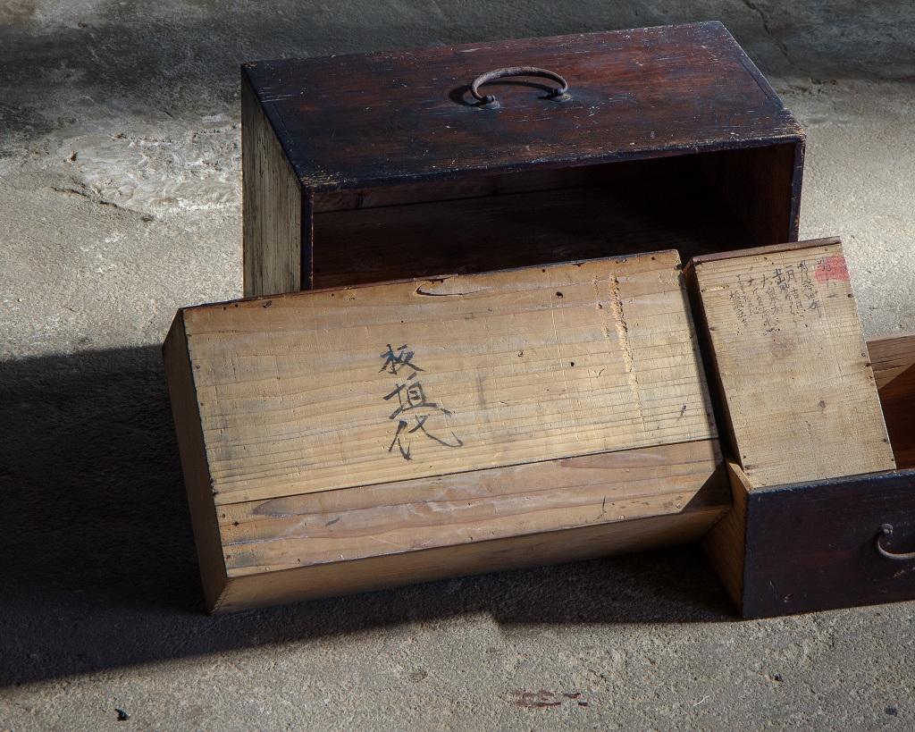 Coffre compact japonais ancien de l'ère Meiji (1868-1912)Wabi Sabi en vente 6