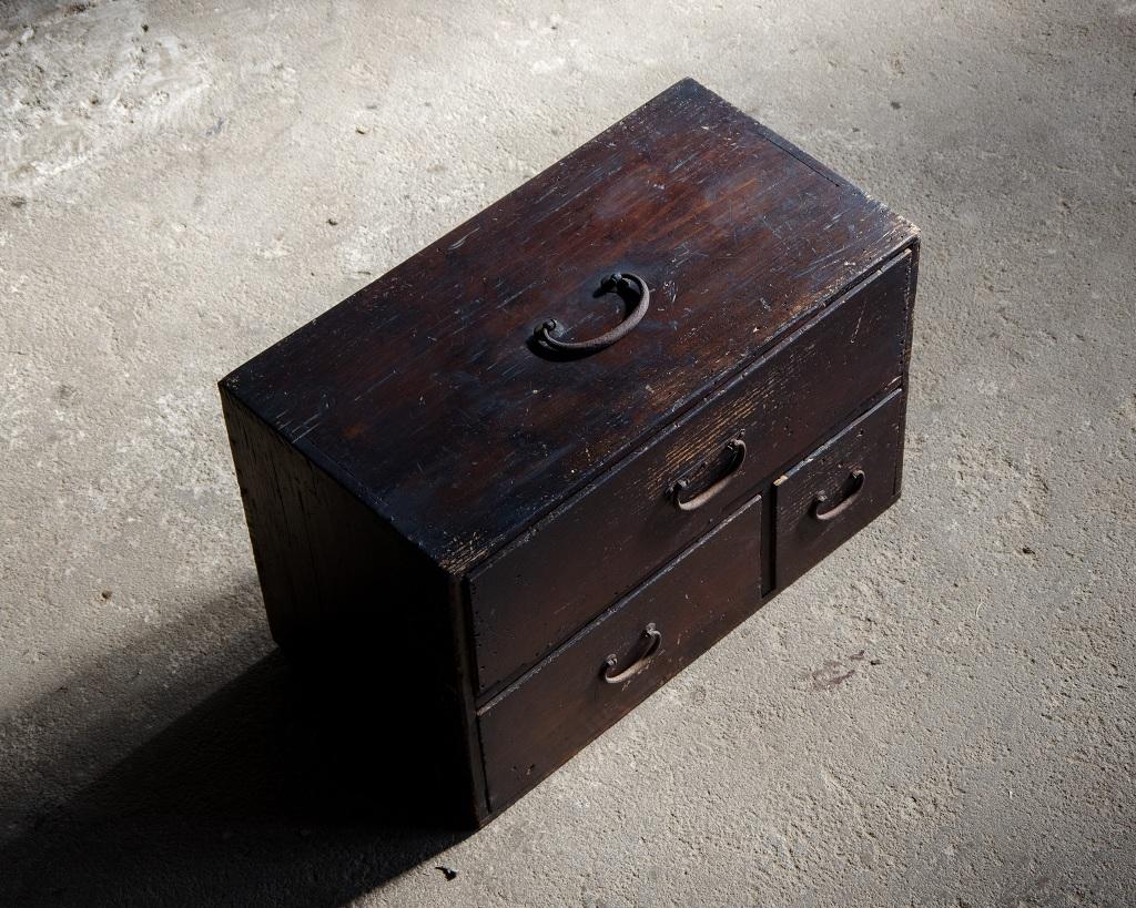 Coffre compact japonais ancien de l'ère Meiji (1868-1912)Wabi Sabi en vente 8