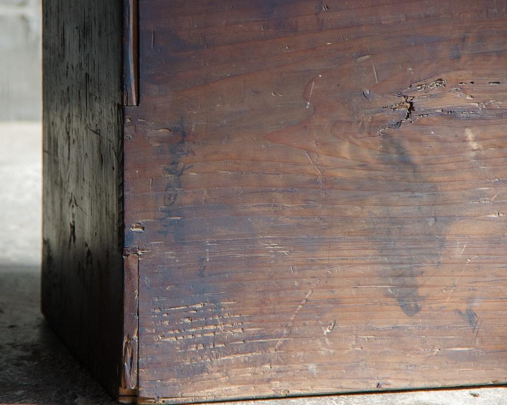 Coffre compact japonais ancien de l'ère Meiji (1868-1912)Wabi Sabi en vente 10