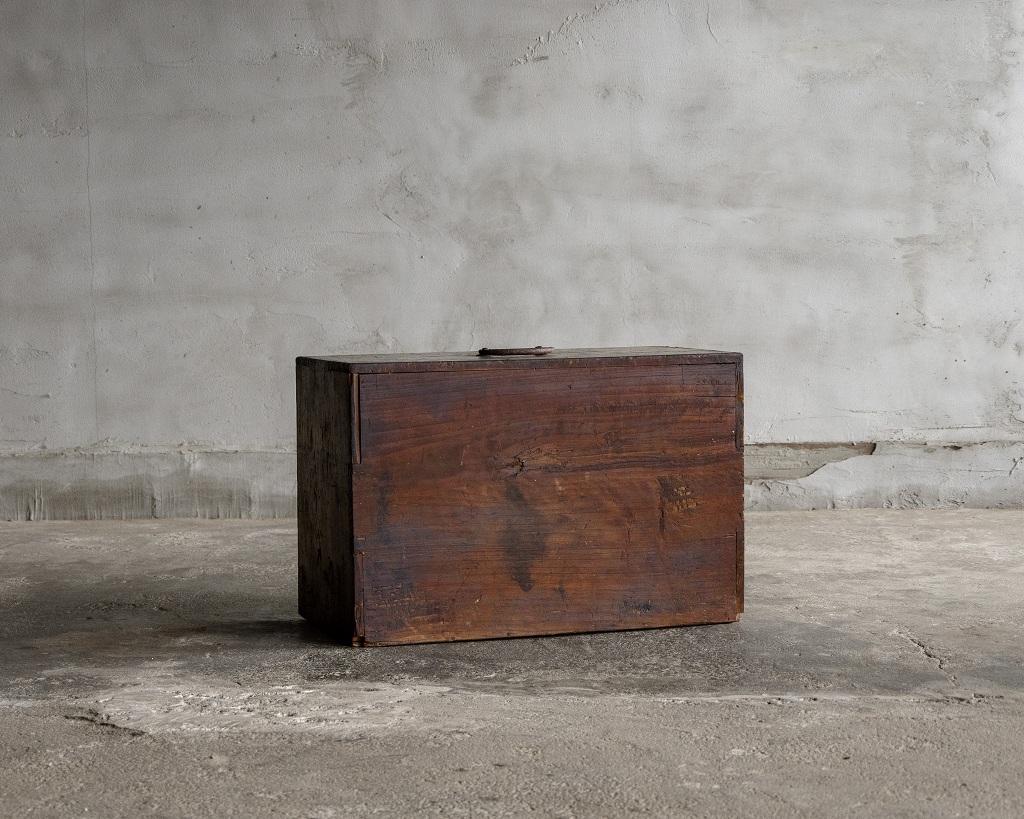 Fin du XIXe siècle Coffre compact japonais ancien de l'ère Meiji (1868-1912)Wabi Sabi en vente