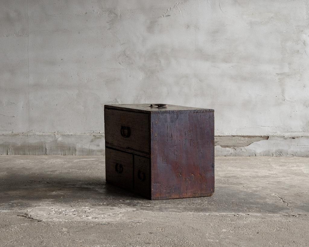 Cèdre Coffre compact japonais ancien de l'ère Meiji (1868-1912)Wabi Sabi en vente