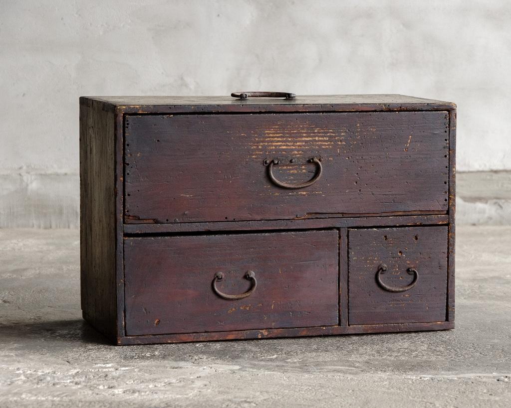 Coffre compact japonais ancien de l'ère Meiji (1868-1912)Wabi Sabi en vente 1