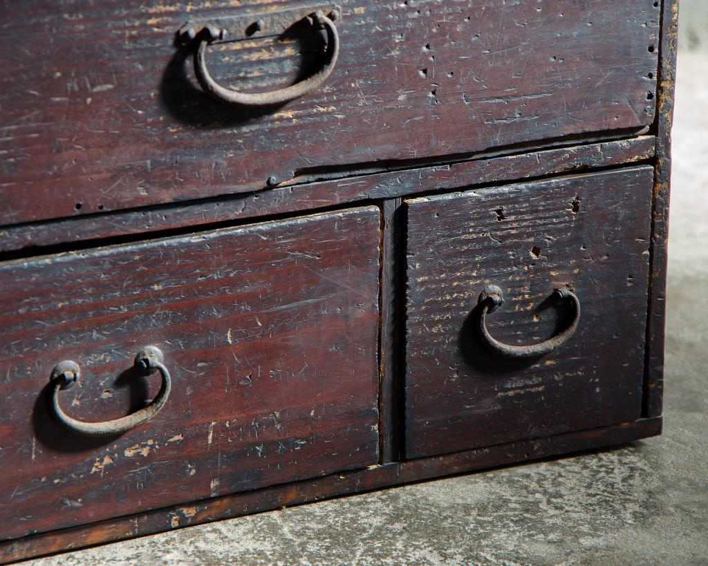 Coffre compact japonais ancien de l'ère Meiji (1868-1912)Wabi Sabi en vente 3
