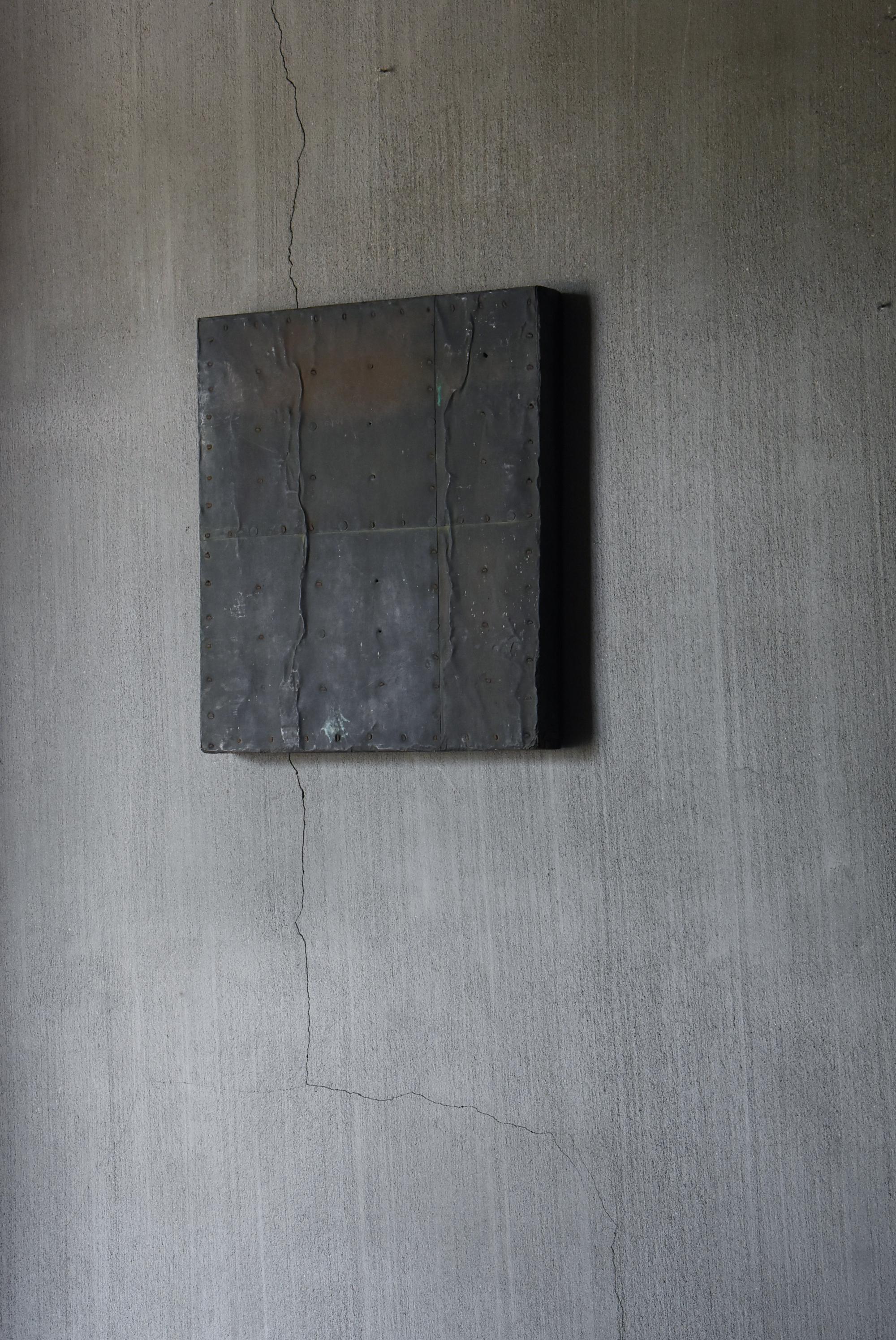 This is an old copper-clad sliding door (small window) made in Japan.
It was used as part of the fittings during the Meiji period (1860s-1900s), and the surface is constructed of copper plates hammered onto a cedar wood frame.
Looking at the reverse