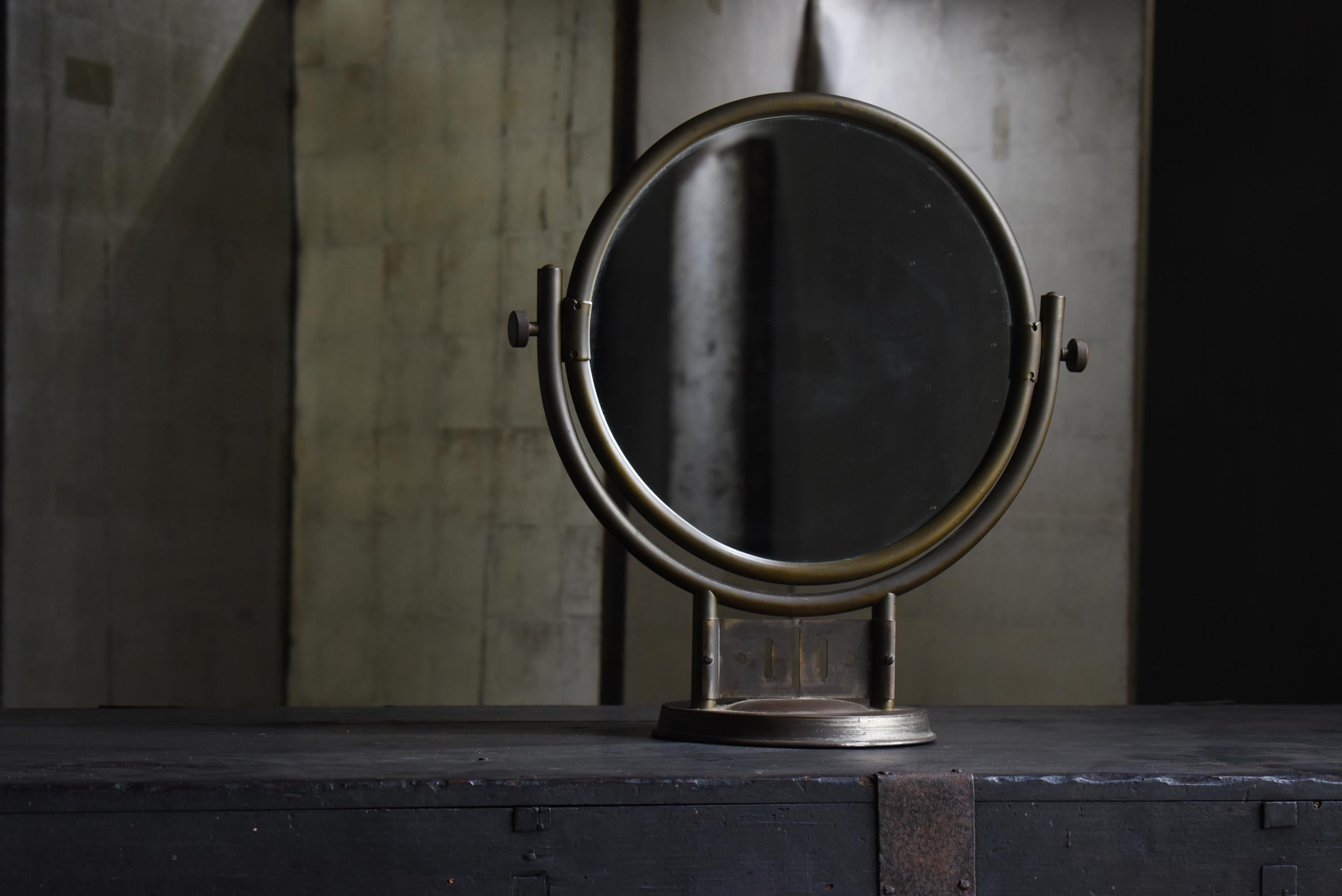 This is an old tabletop mirror made in Japan.
The frame is made of copper and has a unique, subdued shine.
It was made in the early Showa period (1920s-1940s), and is a gem that shows the craftsmanship and design sense of the time.

Over the years,
