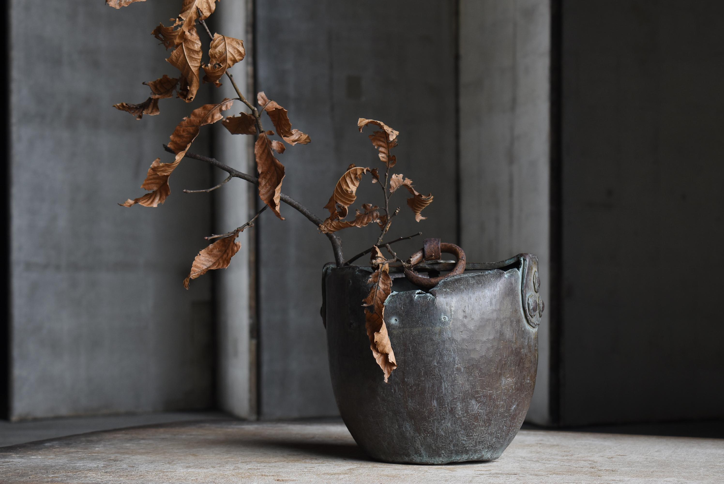 Tubes en cuivre japonais anciens 1800s-1860s / Vase à fleurs Wabi Sabi en vente 11