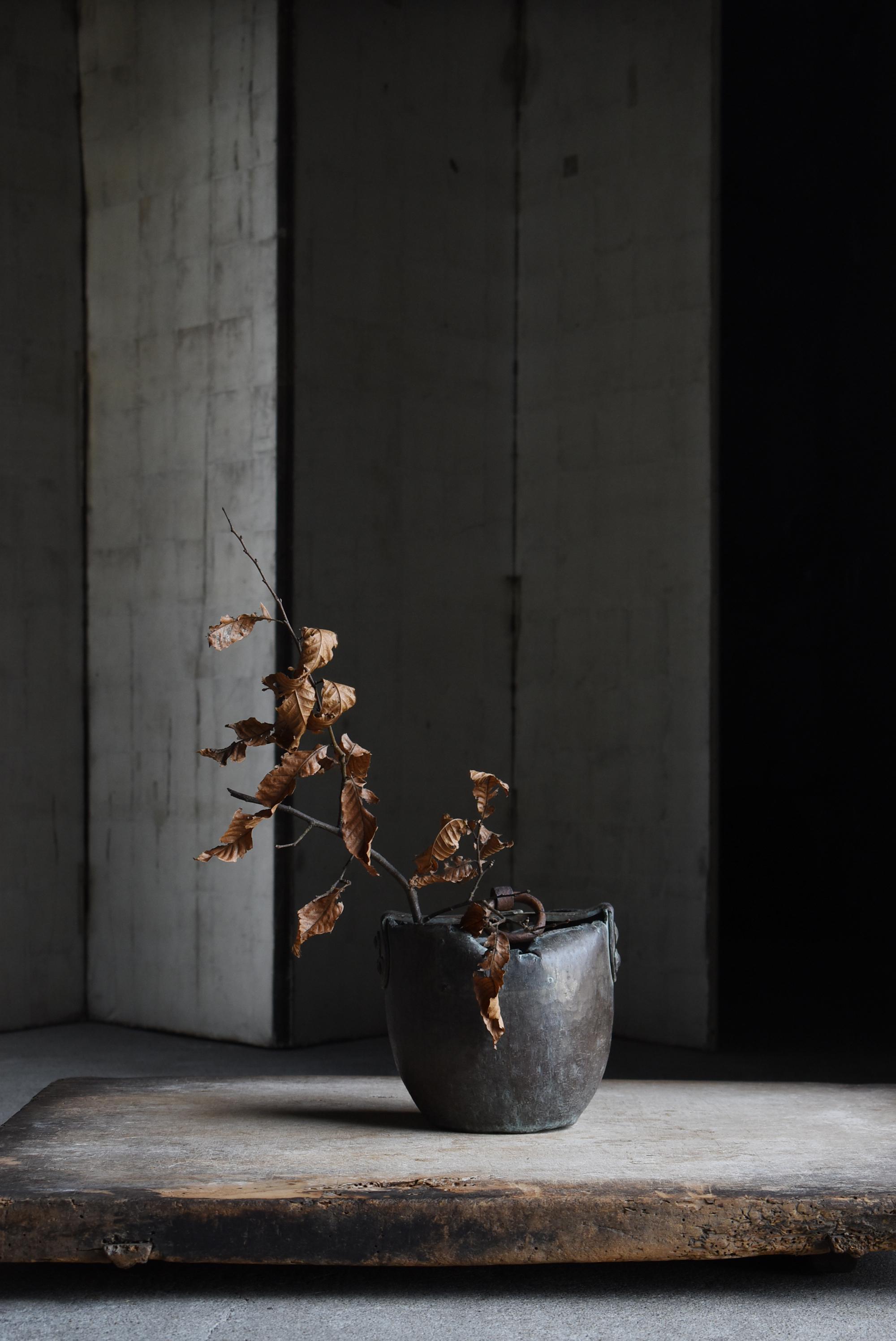 Edo Tubes en cuivre japonais anciens 1800s-1860s / Vase à fleurs Wabi Sabi en vente