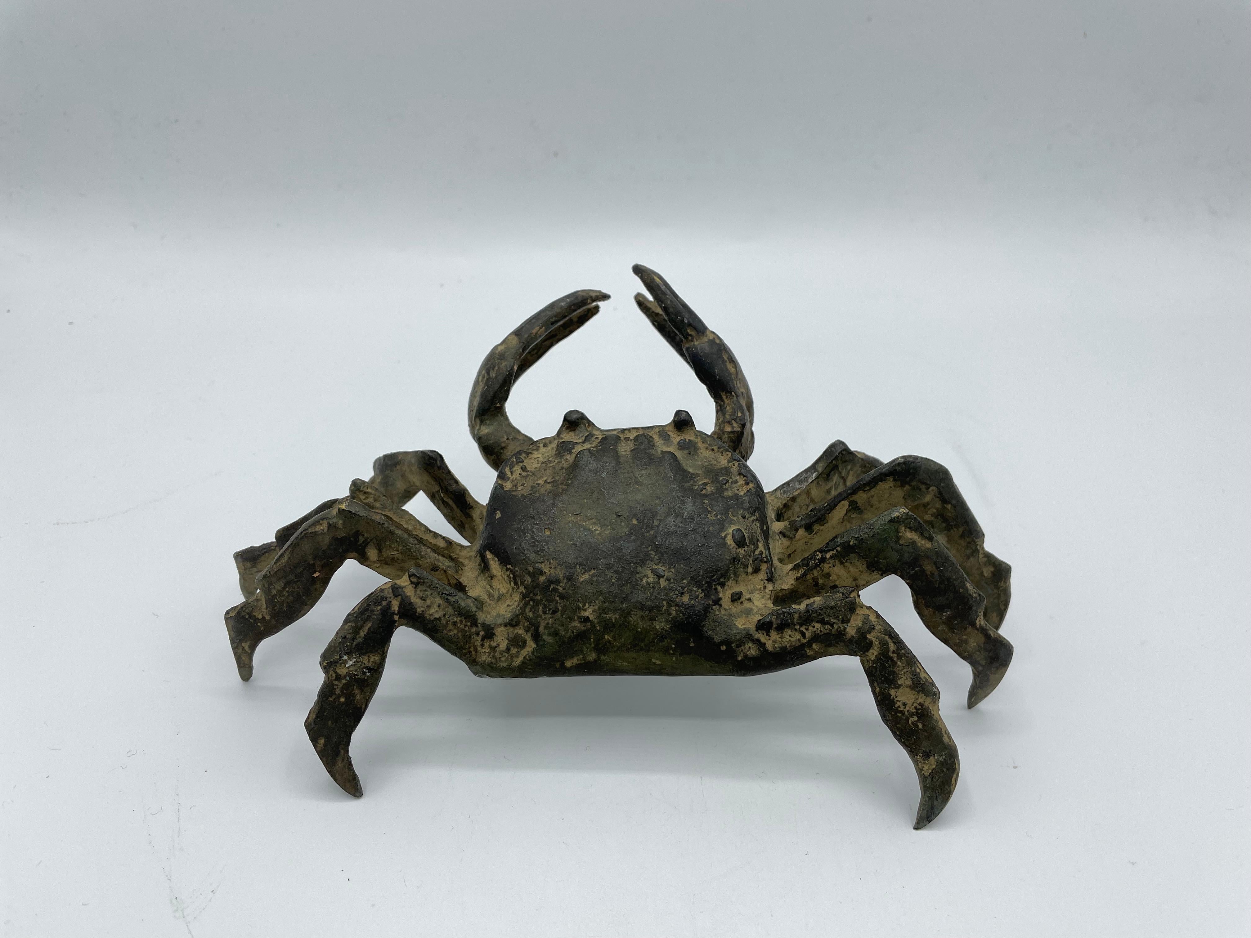 Objekt aus Krabbe mit Bronze:
Ein sehr wertvolles Objekt, das vor dem Zweiten Weltkrieg hergestellt wurde, als Bronze nur selten zu finden war.
Auf der Unterseite dieser Krabbe ist in roter Farbe ein 