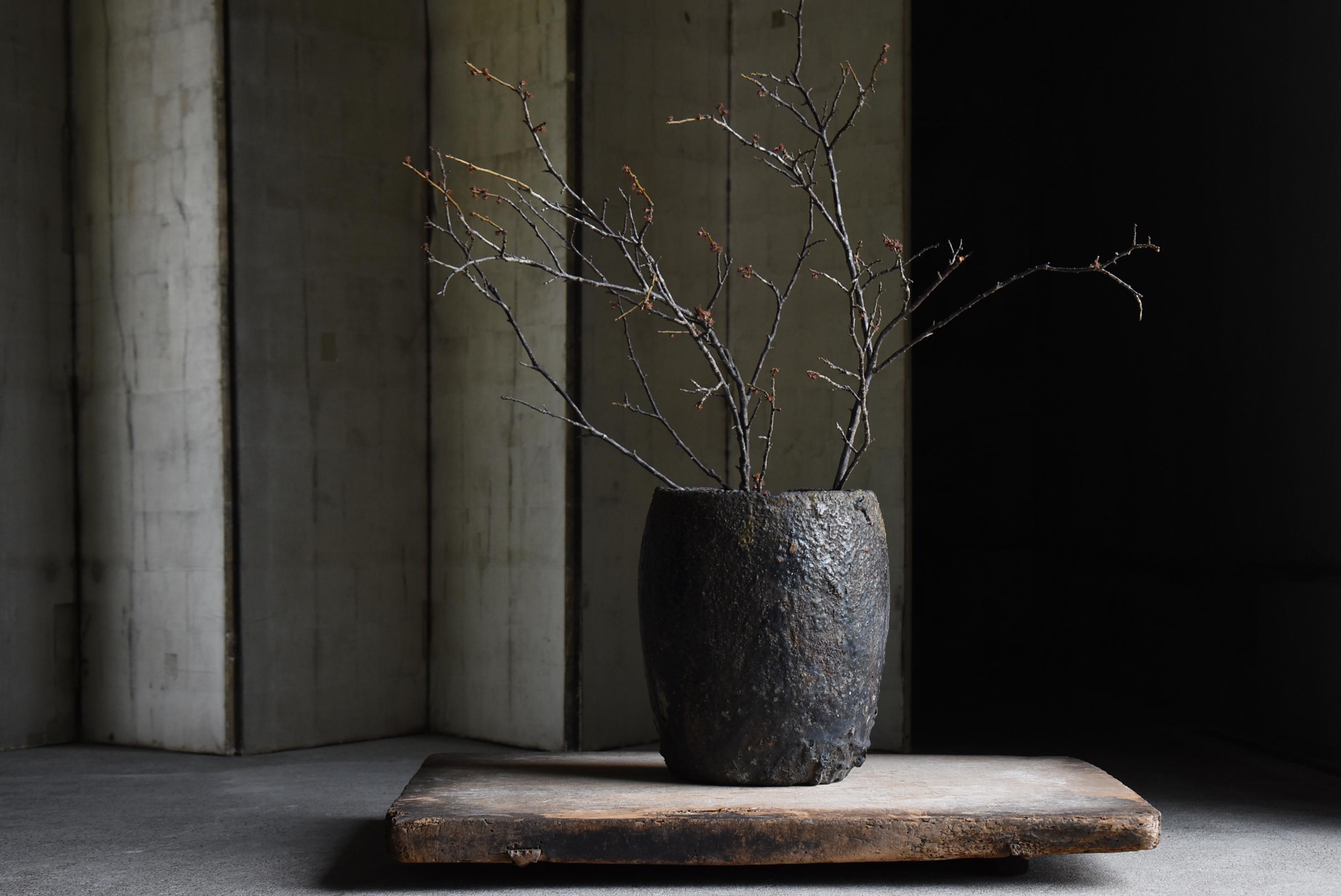This is an old Japanese crucible, believed to have been used during the Meiji to Taisho period (1860s–1920s).
Crucibles like this were essential tools in metal refining and casting, and this particular piece carries the presence and intensity of a