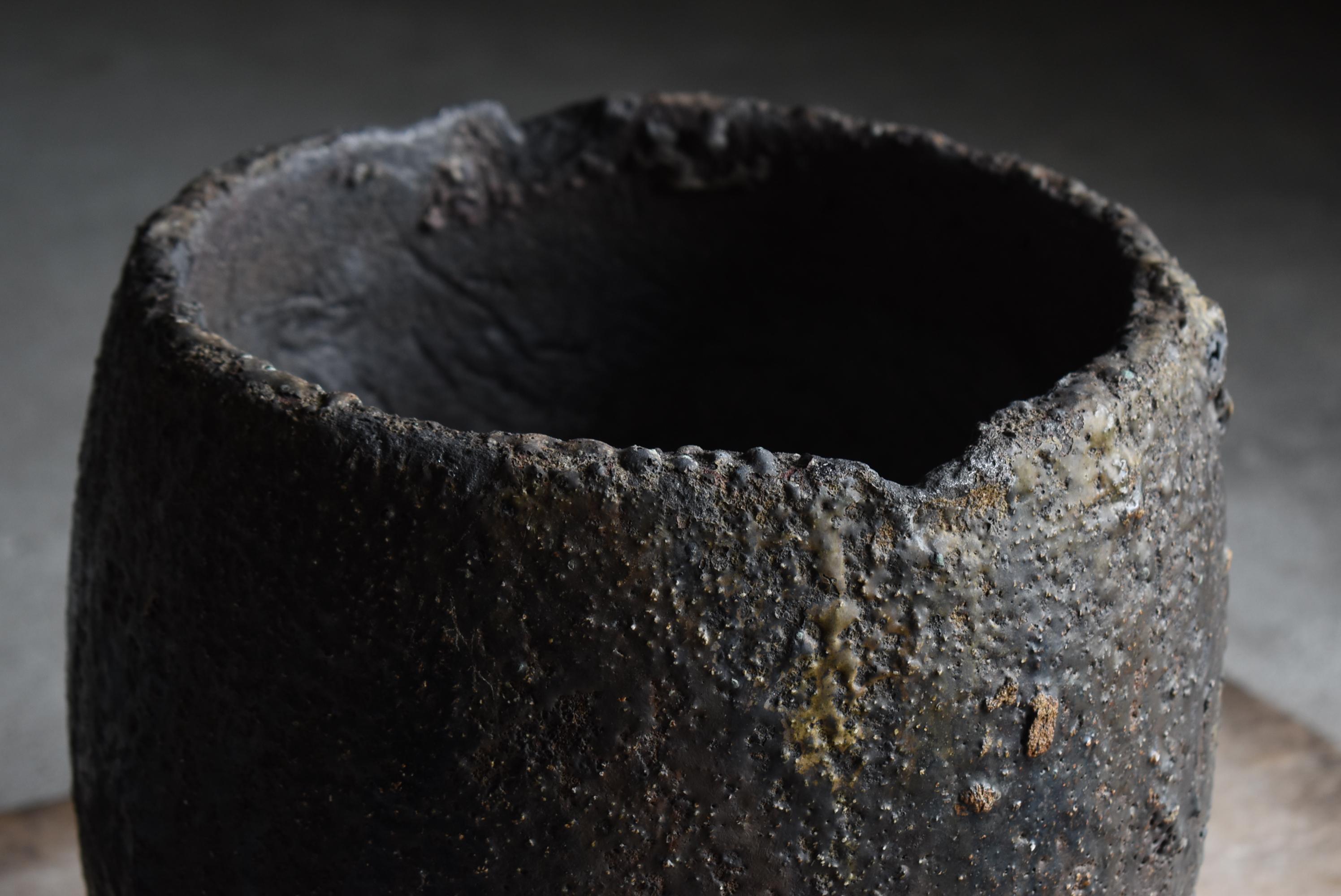 Japanese Antique Crucible 1900s-1920s / Flower Vase Wabi Sabi In Good Condition For Sale In Chōsei District Nagara, JP