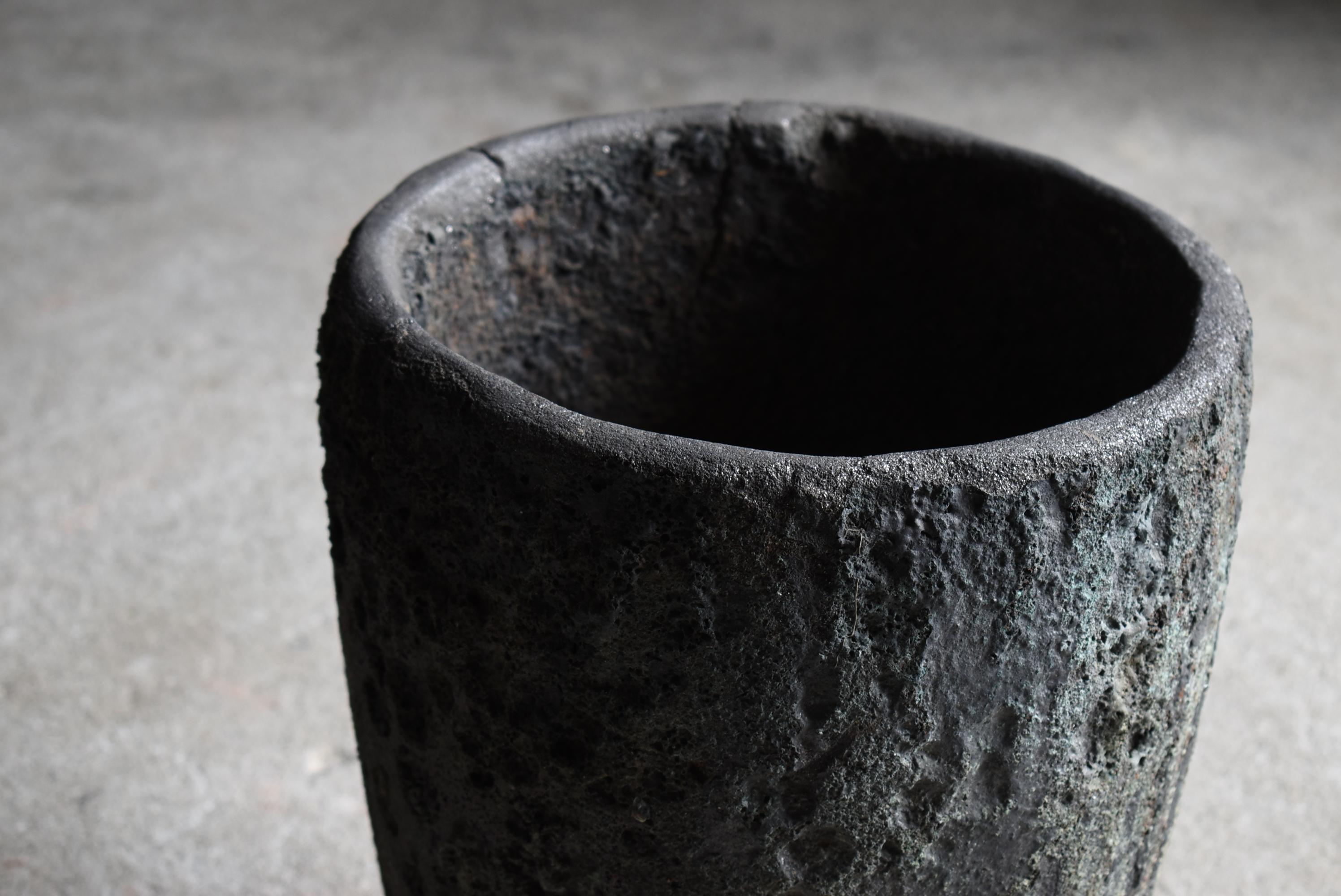 Crogiolo antico giapponese 1920-1940 / Vaso di fiori Wabisabi In condizioni buone in vendita a Chōsei District Nagara, JP