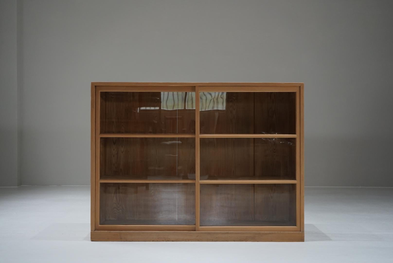 Il s'agit d'une ancienne étagère de rangement japonaise.
Tous sont fabriqués en bois de cèdre.
Sa construction est simple et son design typiquement japonais.
Les étagères sont conçues pour être amovibles.

Il est très ancien mais en bon état.
Les