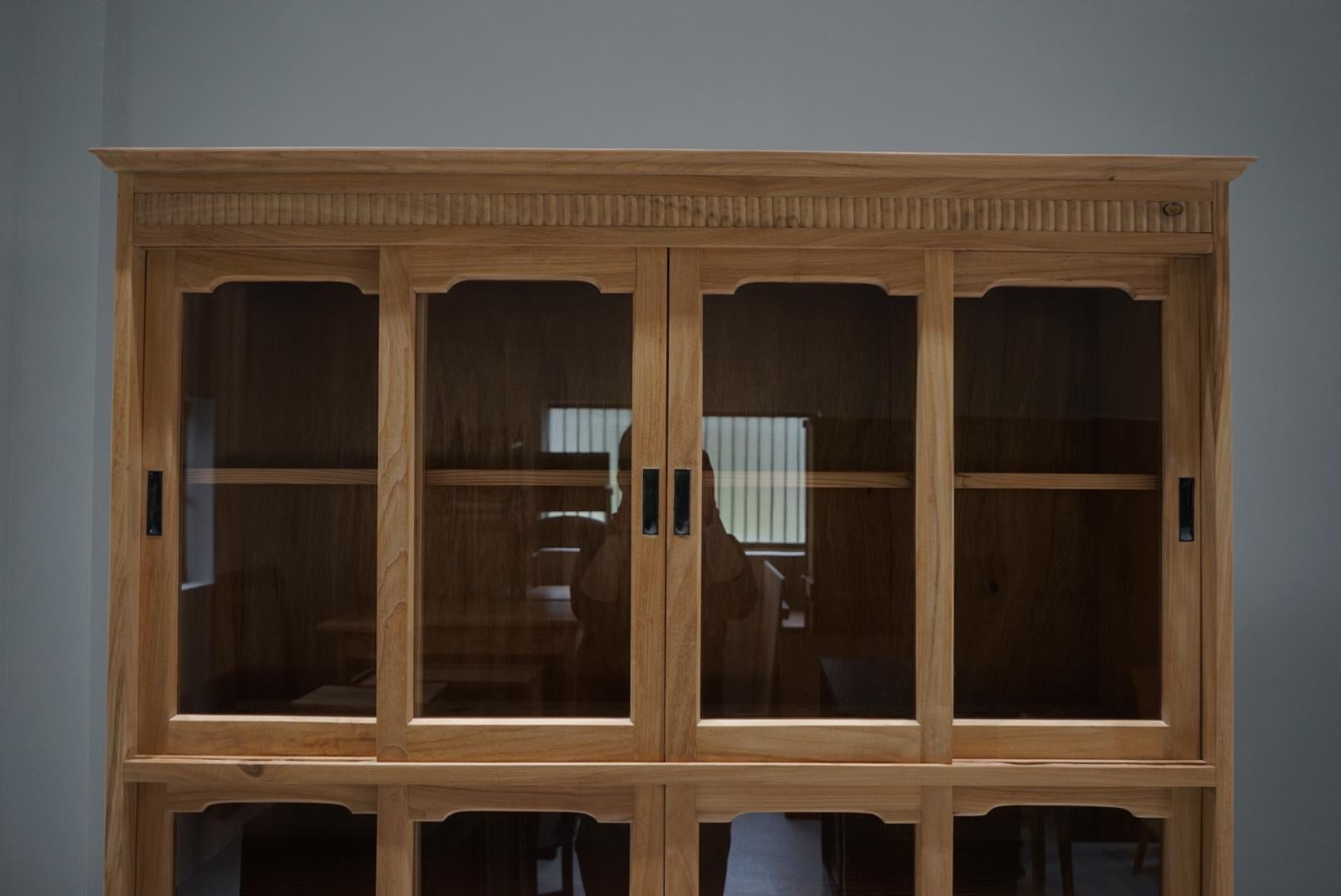 Il s'agit d'une ancienne armoire japonaise.
Le corps principal est fabriqué en bois rare de Mizume.
L'histoire du bois de Mizume est longue, et il est même mentionné dans des livres datant du 8e siècle.
Aujourd'hui, la beauté de son grain lui vaut
