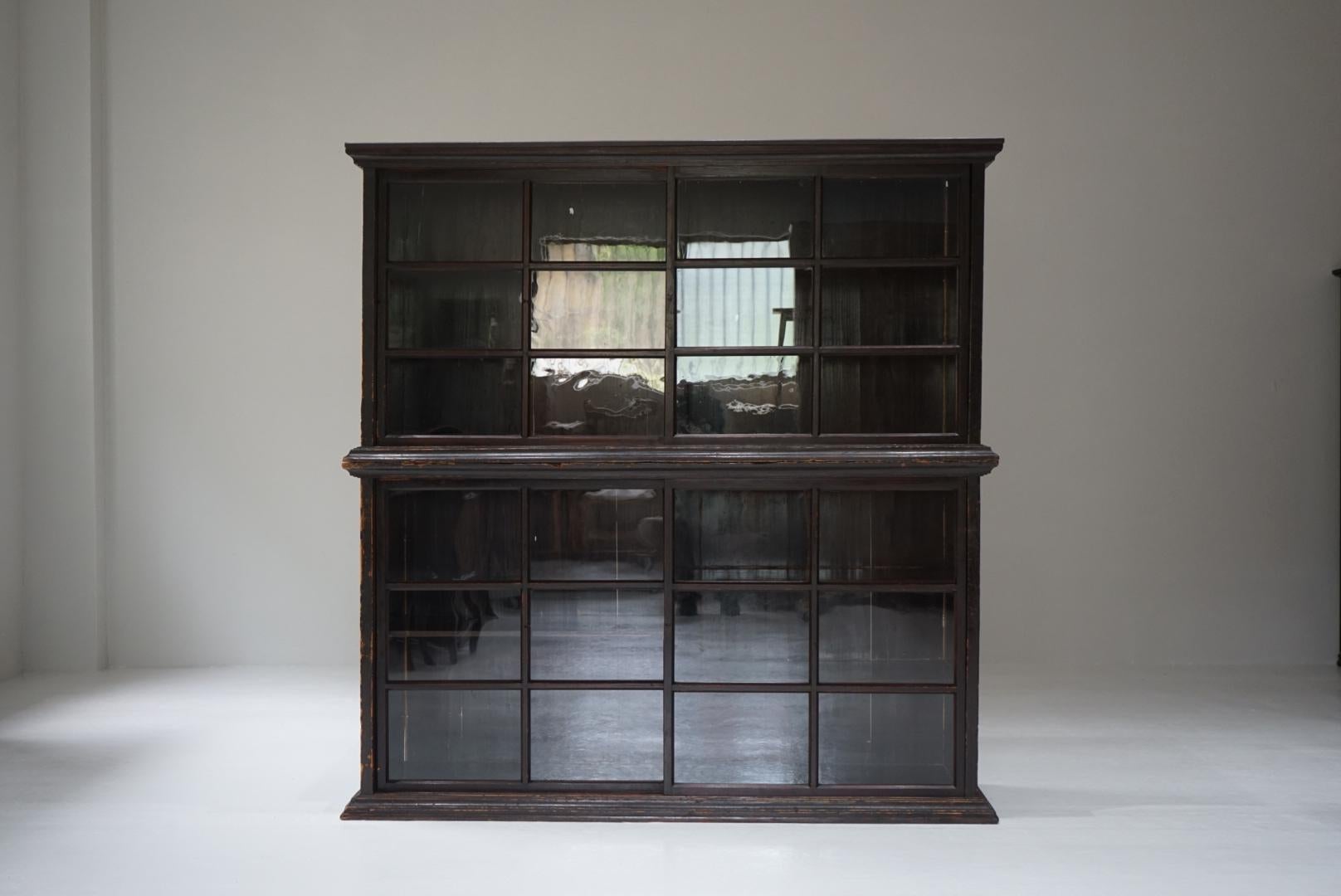Il s'agit d'une ancienne étagère de rangement japonaise avec des portes en verre.
Il a été fabriqué entre la période Taisho et le début de la période Showa.
La peinture s'écaille par endroits, mais je pense que cela ajoute au charme et au