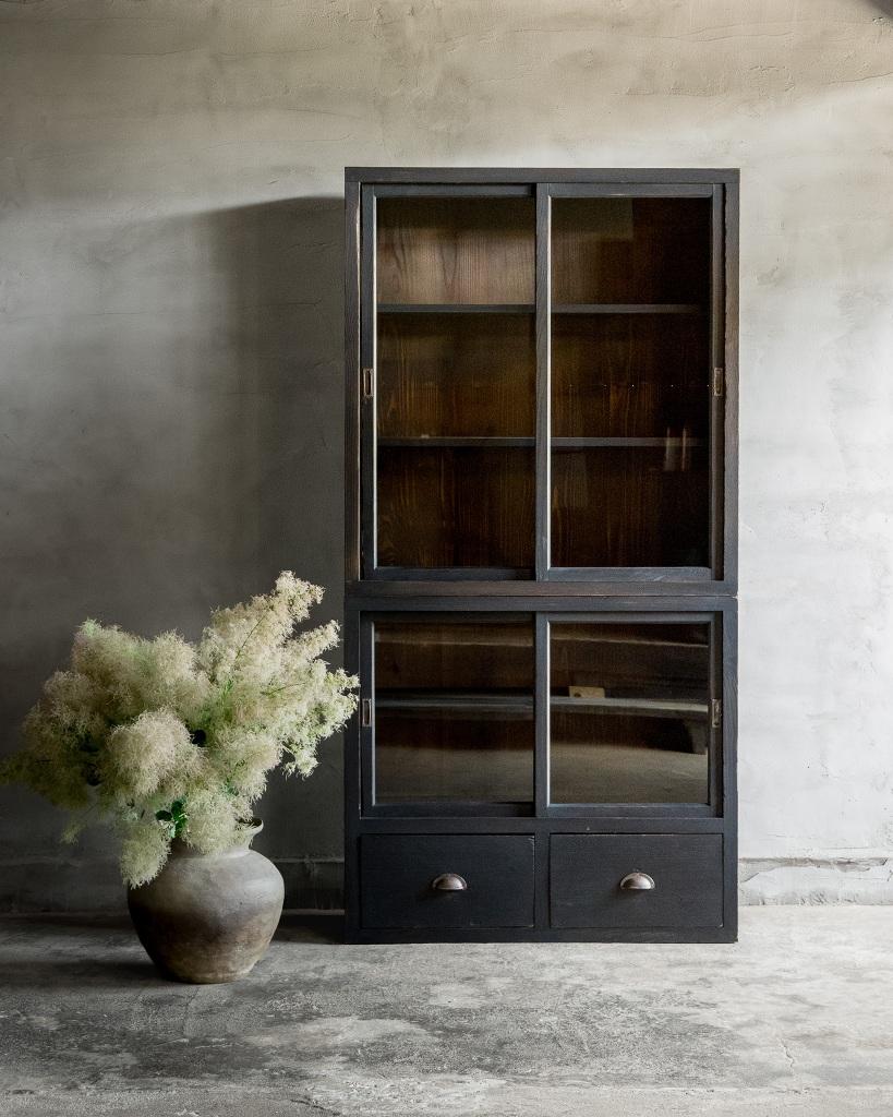 Japanese Antique Cupboard with Black Finish, Early Showa Period '1926-' In Good Condition For Sale In Hitachiomiya-shi, 08