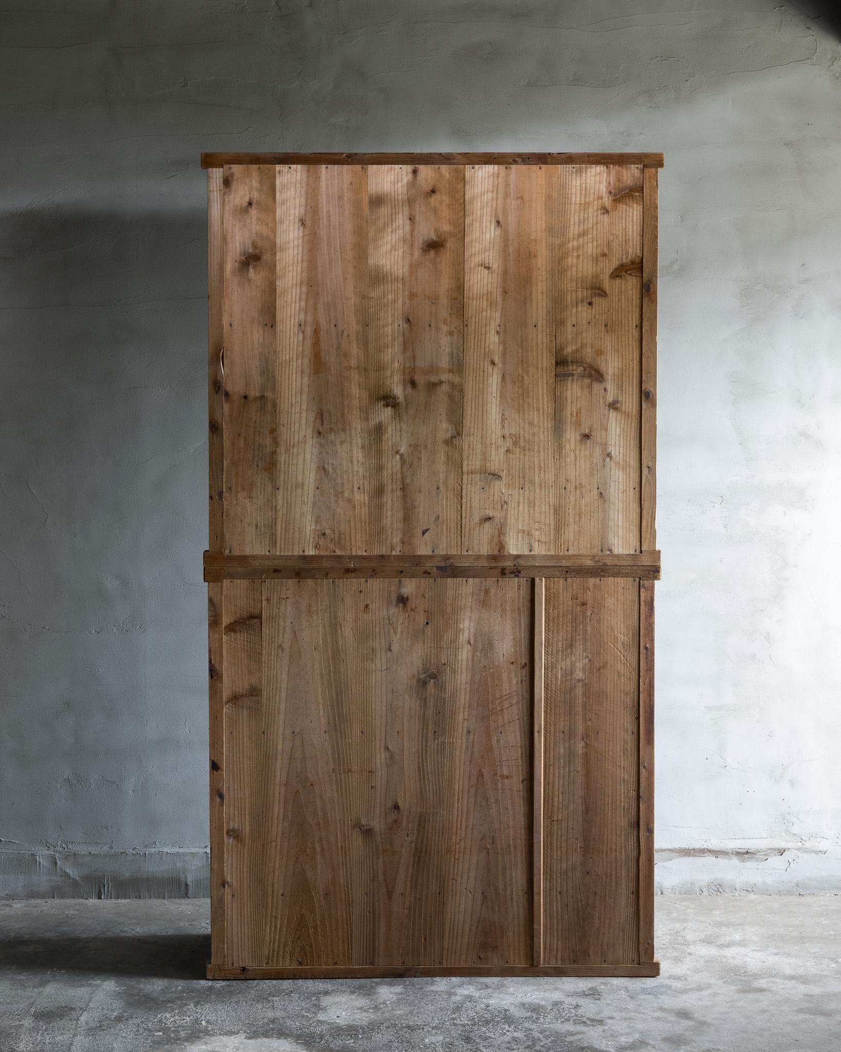Antiker japanischer Schrank mit Glastüren, Taisho-Ära '1912-1926', Wabi Sabi im Angebot 4