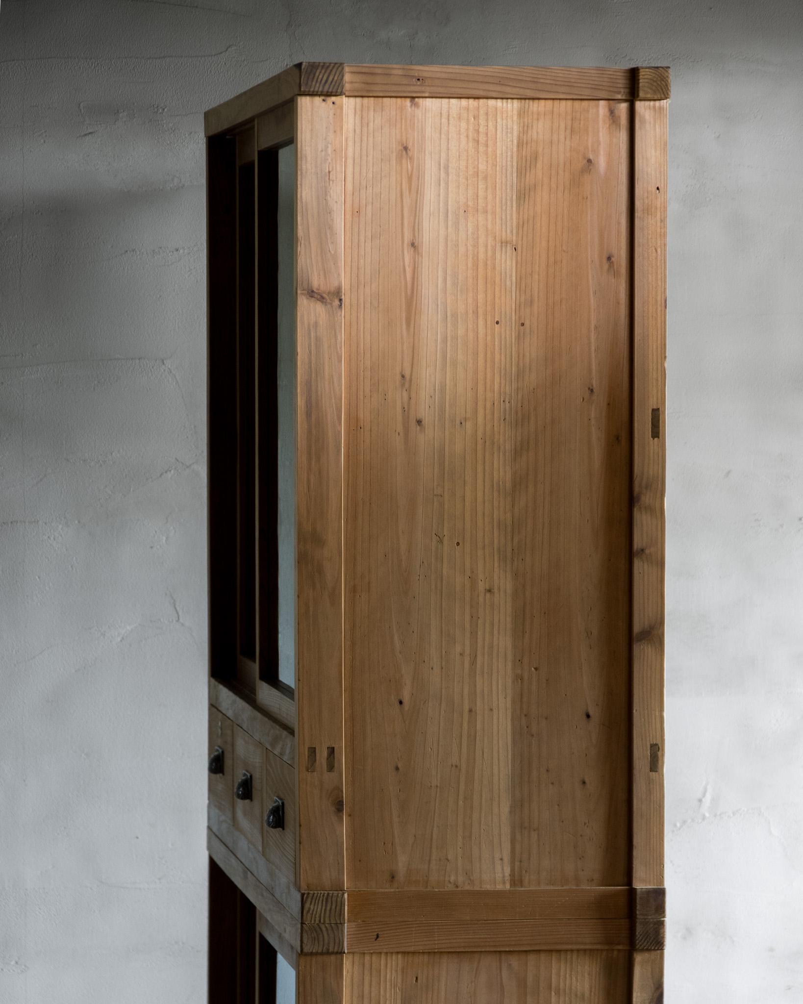 Antiker japanischer Schrank mit Glastüren, Taisho-Ära '1912-1926', Wabi Sabi im Angebot 5