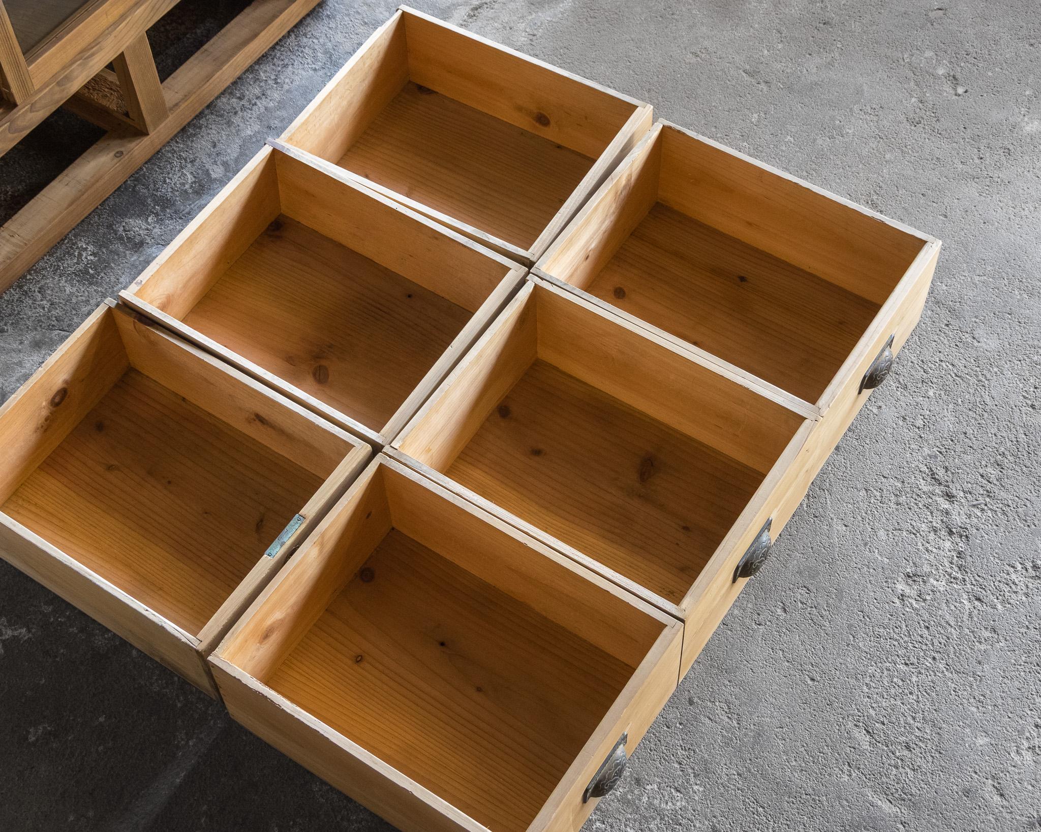 Antiker japanischer Schrank mit Glastüren, Taisho-Ära '1912-1926', Wabi Sabi im Angebot 7