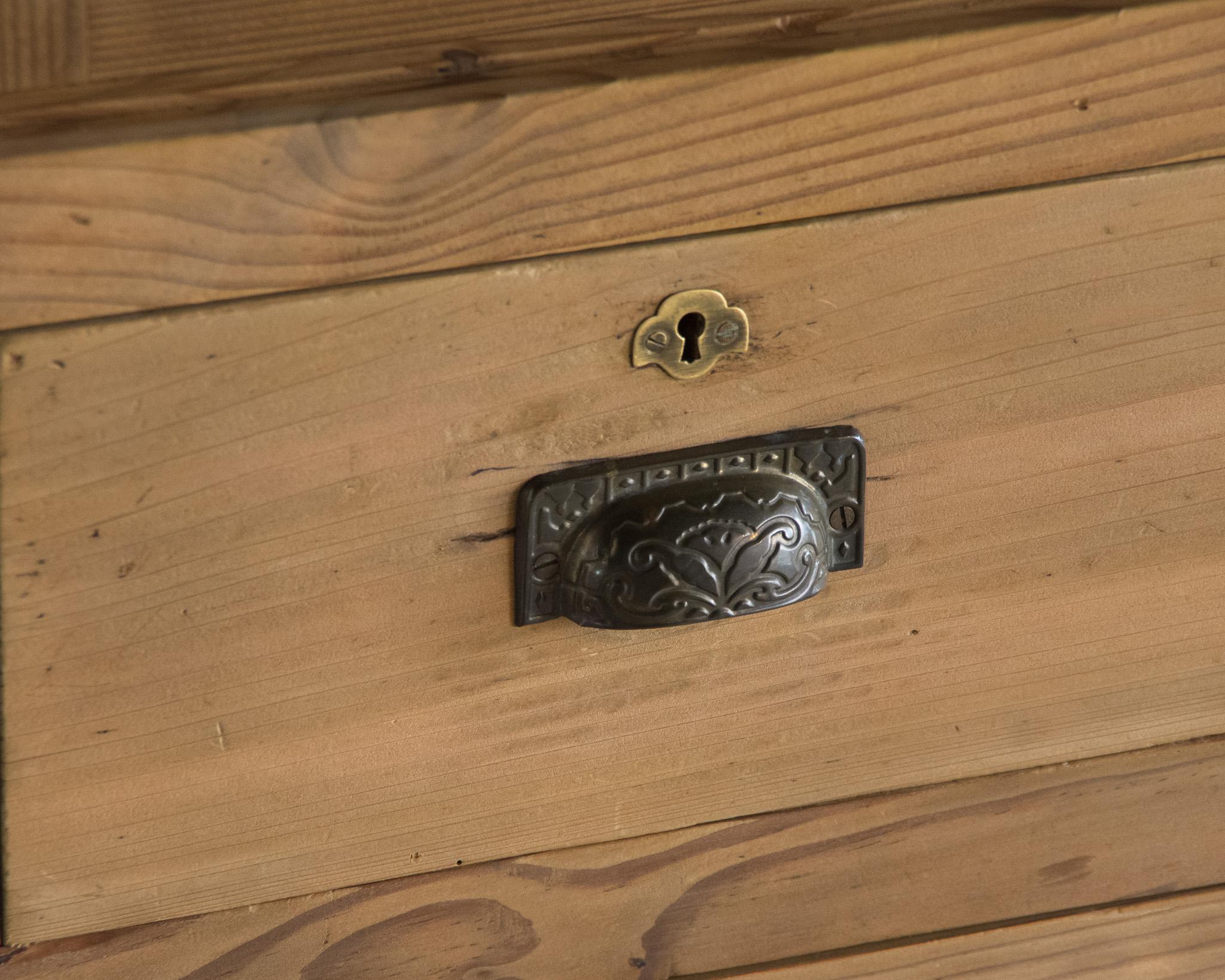 Antiker japanischer Schrank mit Glastüren, Taisho-Ära '1912-1926', Wabi Sabi im Angebot 8