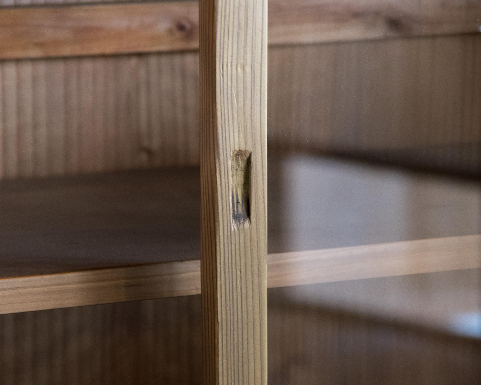 Antiker japanischer Schrank mit Glastüren, Taisho-Ära '1912-1926', Wabi Sabi im Angebot 9