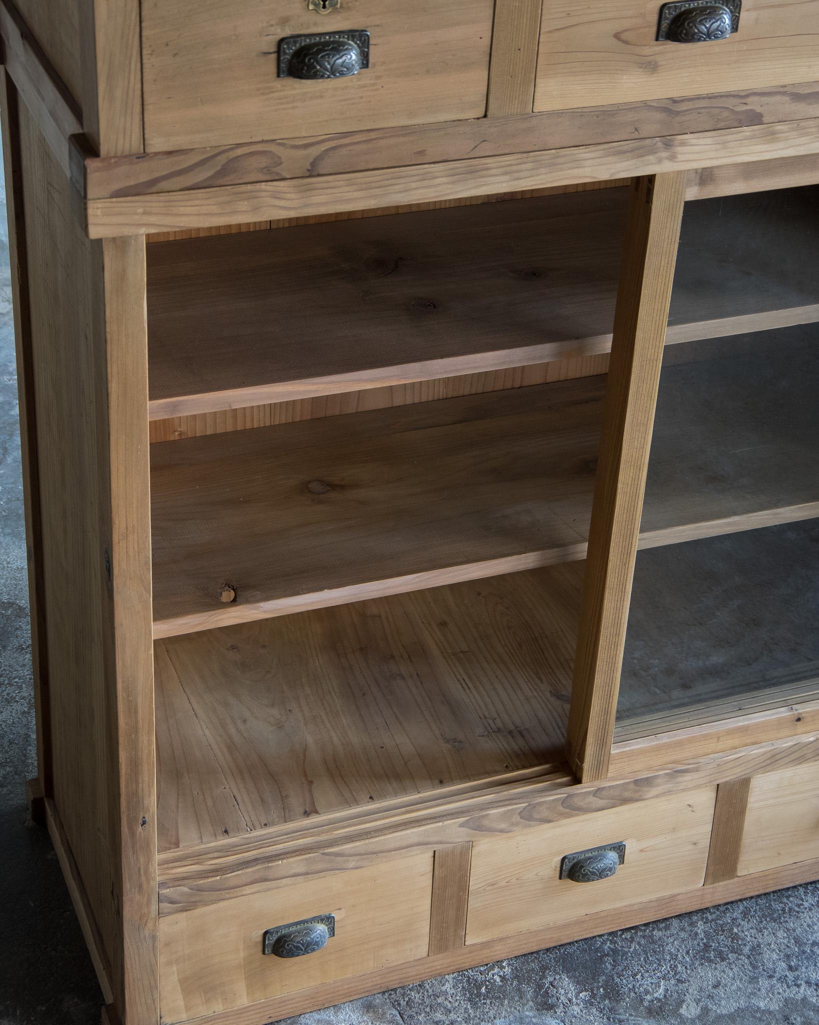 Antiker japanischer Schrank mit Glastüren, Taisho-Ära '1912-1926', Wabi Sabi im Angebot 10