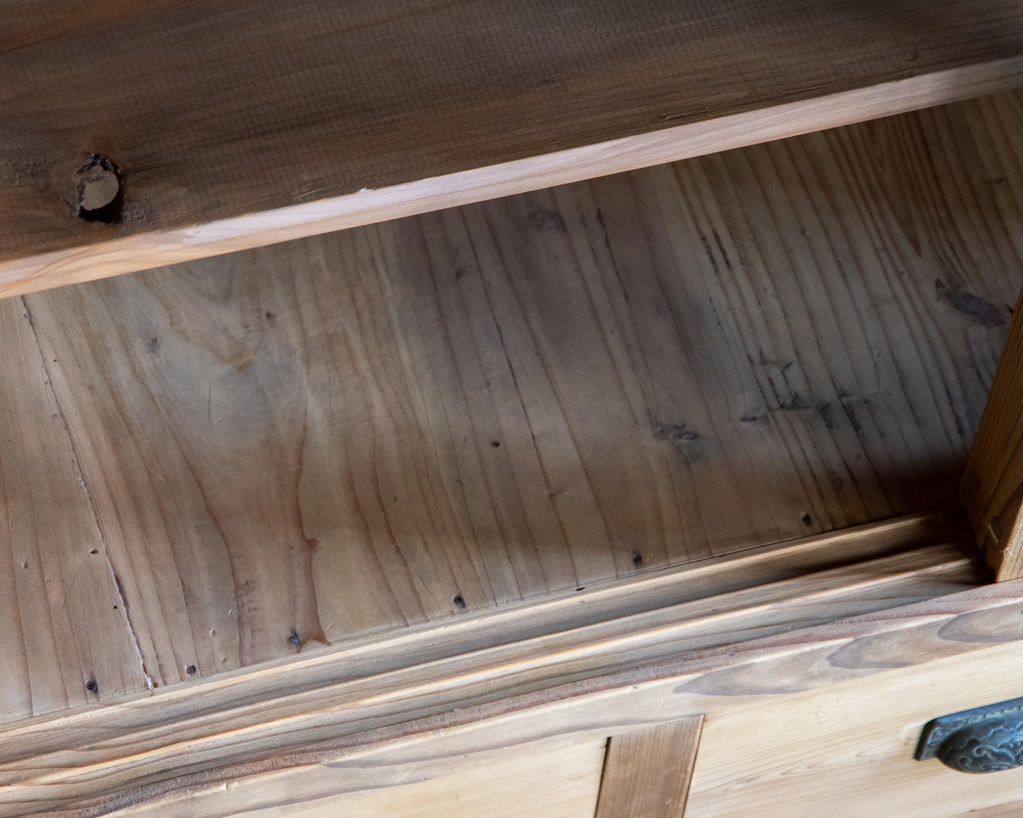 Antiker japanischer Schrank mit Glastüren, Taisho-Ära '1912-1926', Wabi Sabi im Angebot 11
