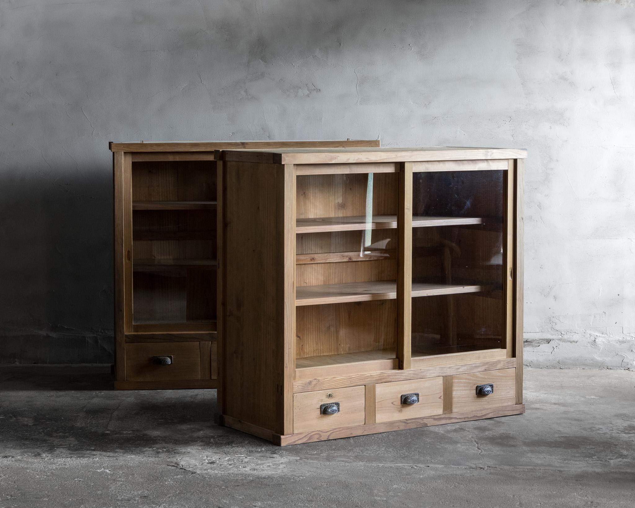 Antiker japanischer Schrank mit Glastüren, Taisho-Ära '1912-1926', Wabi Sabi im Angebot 12