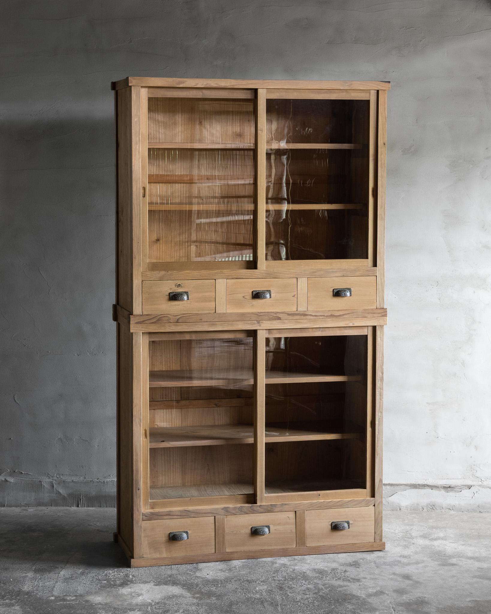Antiker japanischer Schrank mit Glastüren, Taisho-Ära '1912-1926', Wabi Sabi (Japanisch) im Angebot