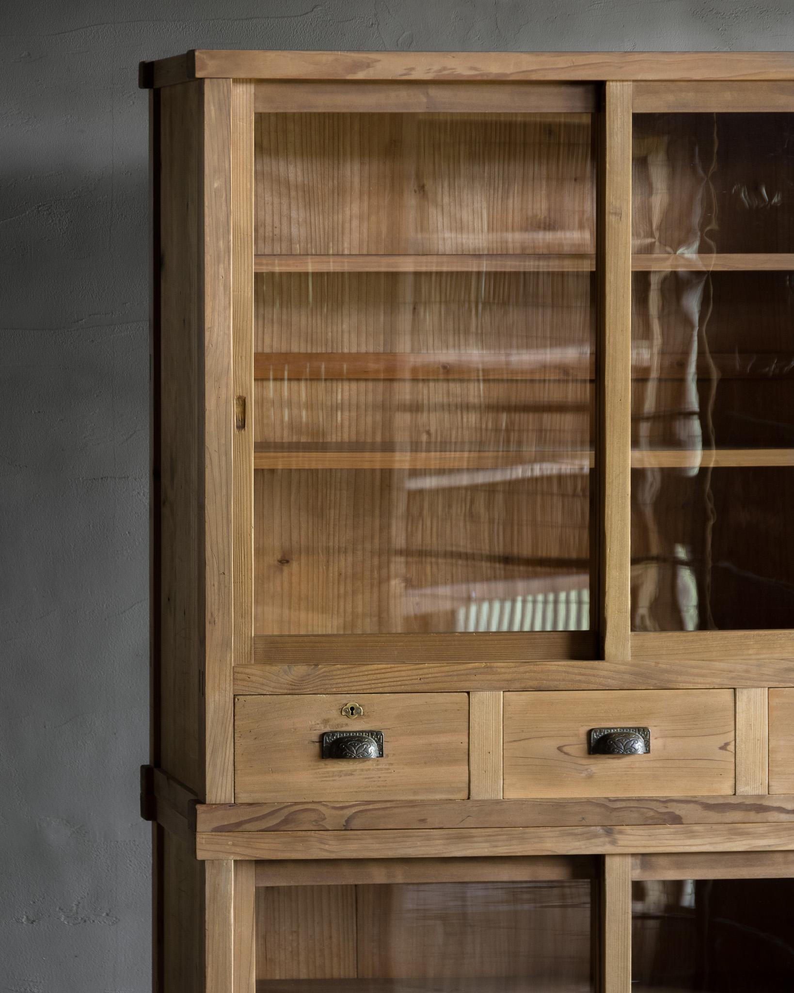 Antiker japanischer Schrank mit Glastüren, Taisho-Ära '1912-1926', Wabi Sabi (20. Jahrhundert) im Angebot