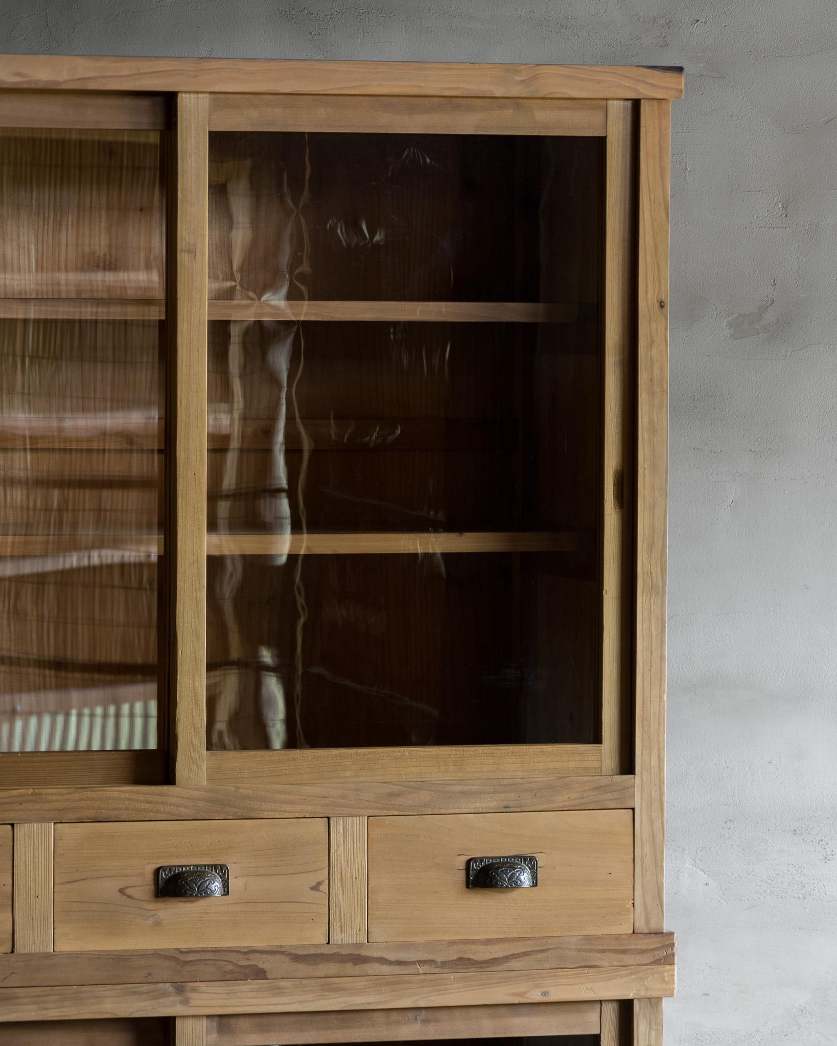 Antiker japanischer Schrank mit Glastüren, Taisho-Ära '1912-1926', Wabi Sabi (Zedernholz) im Angebot